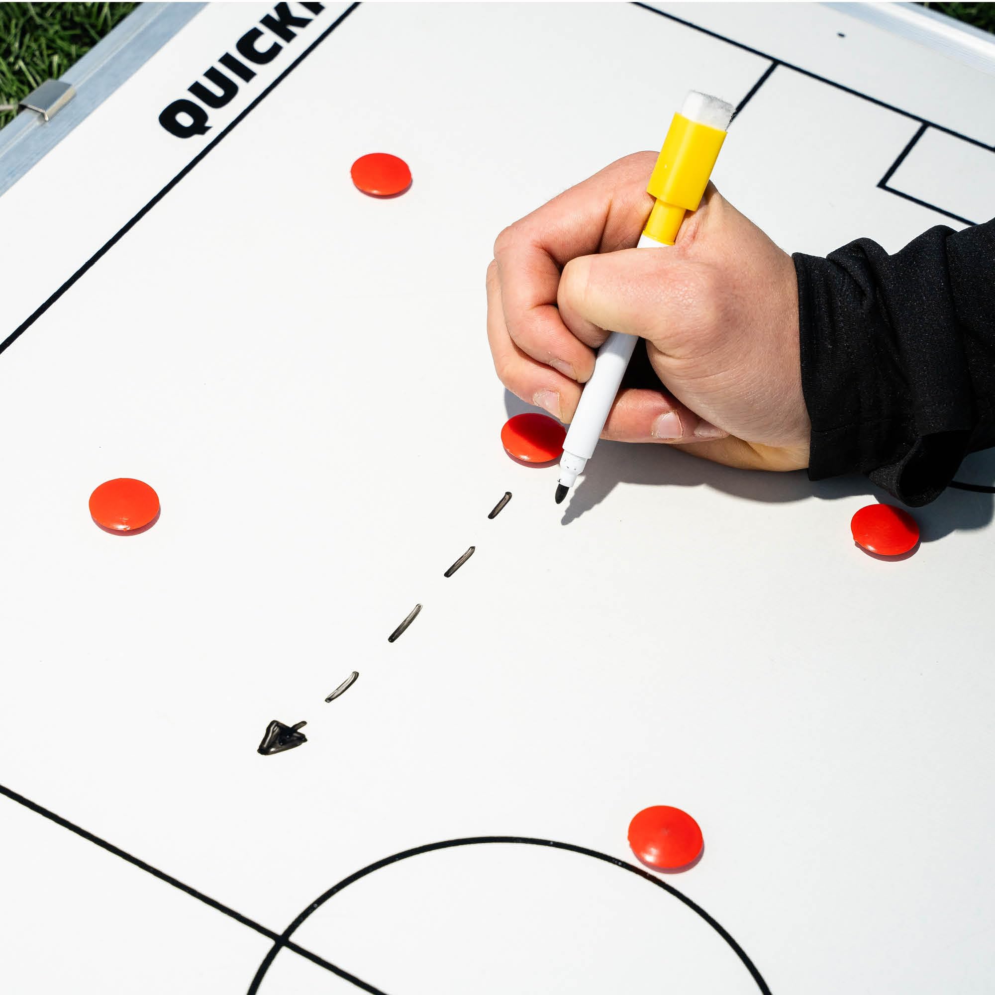QUICKPLAY Football Coach - Tablero magnético de estrategia de una sola cara | Disponible en 2 tamaños (30 x 45 cm) y (60 x 90 cm) | Viene con imanes, marcador de borrado en seco y borrador