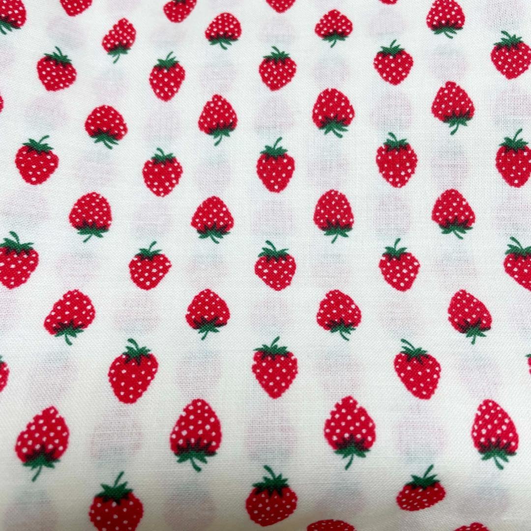 Amazon.co.jp: レトロないちご柄イチゴ柄ポプリン生地50cはぎれ布苺彡  