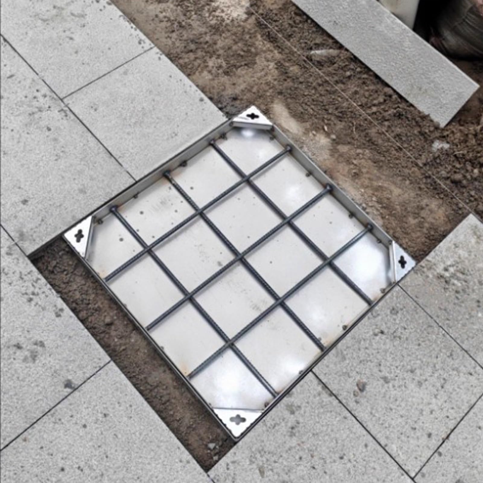 Invisible Stainless Steel Manhole Cover & Frame Heavy-Duty Outdoor Sewer Access Flush Ground Inspection Hatch for Walkways (800x800 mm / 31.5x31.5 in)