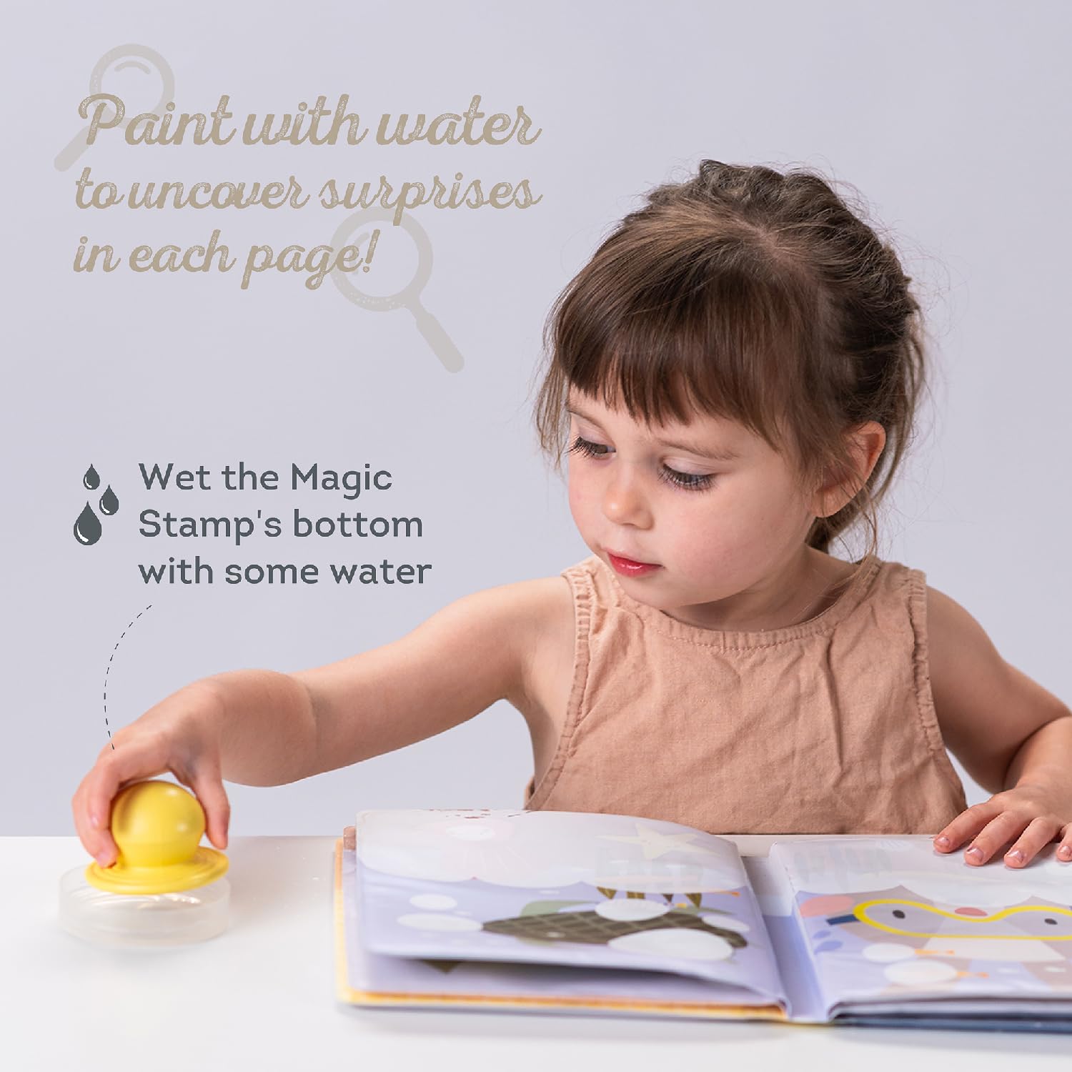 Livre Magique à l’Eau Bébé – 12 Pages Réutilisables avec Tampon Inclus – Images Colorées qui Apparaissent à l’Eau – Éveil Sensoriel et Curiosité – Dès 18 Mois – 21,5 x 17 cm