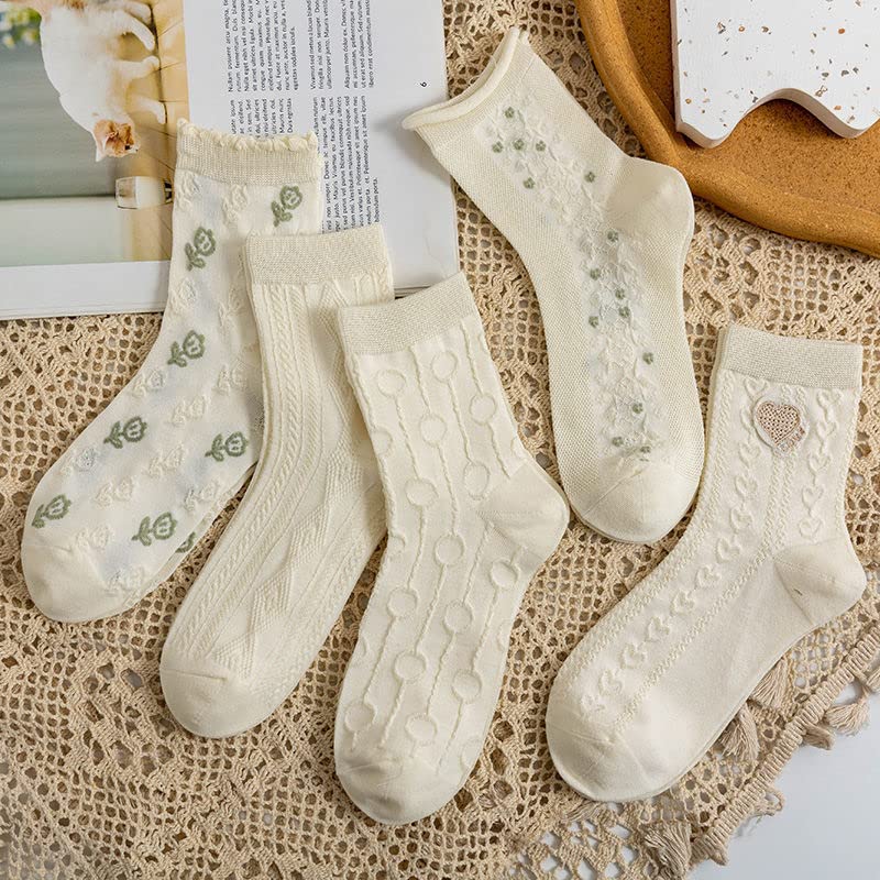 ALTALIVA 5 Pairs White Casual Ankle Socks for Women and Girls2