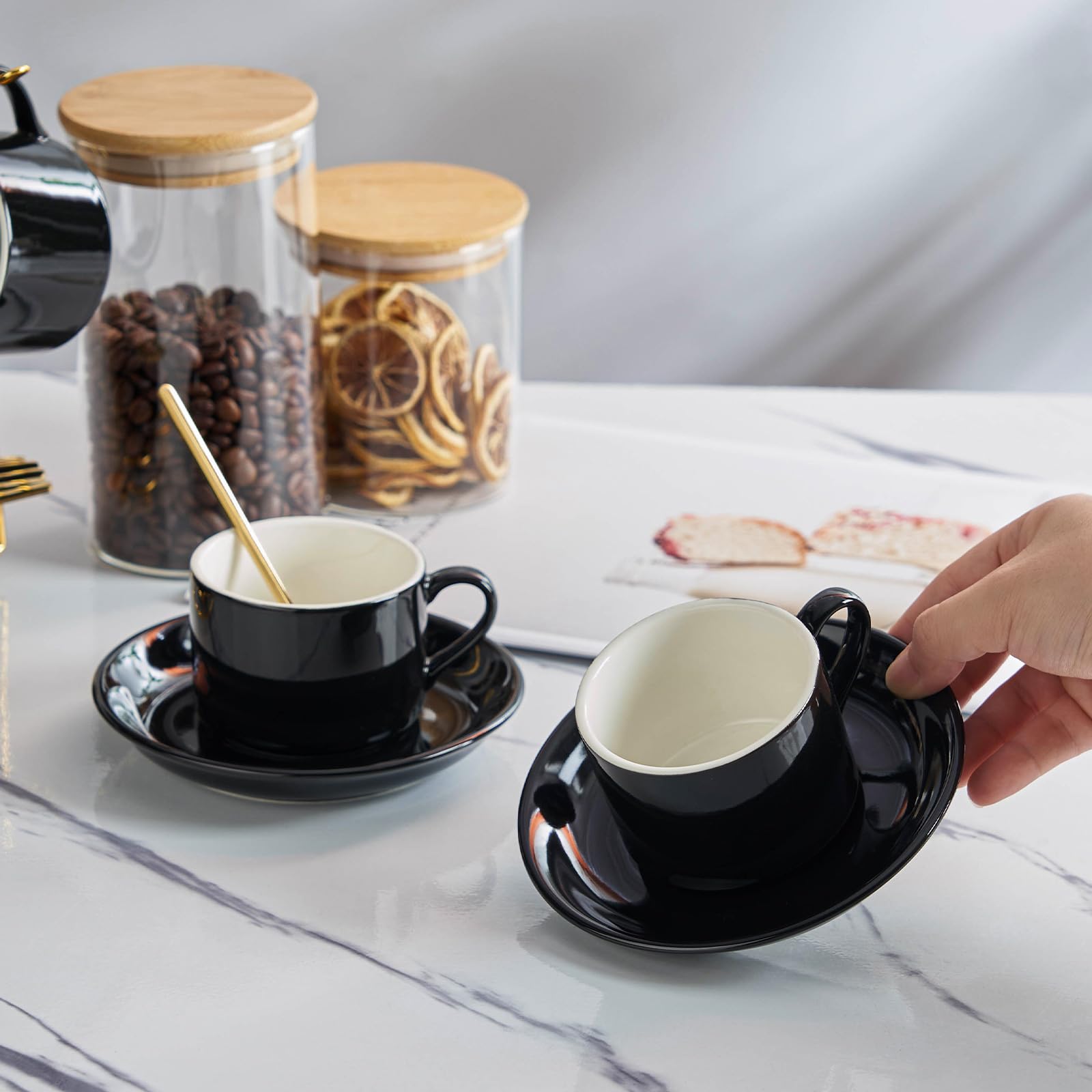 YOLIFE Espressotassen Set von 6 mit goldenen Löffeln und faltbarem Ständer, 113.4 g schwarze Kaffeetasse und Untertasse Set für Cappuccino, Latte, Americano, Tee, heiße Getränke