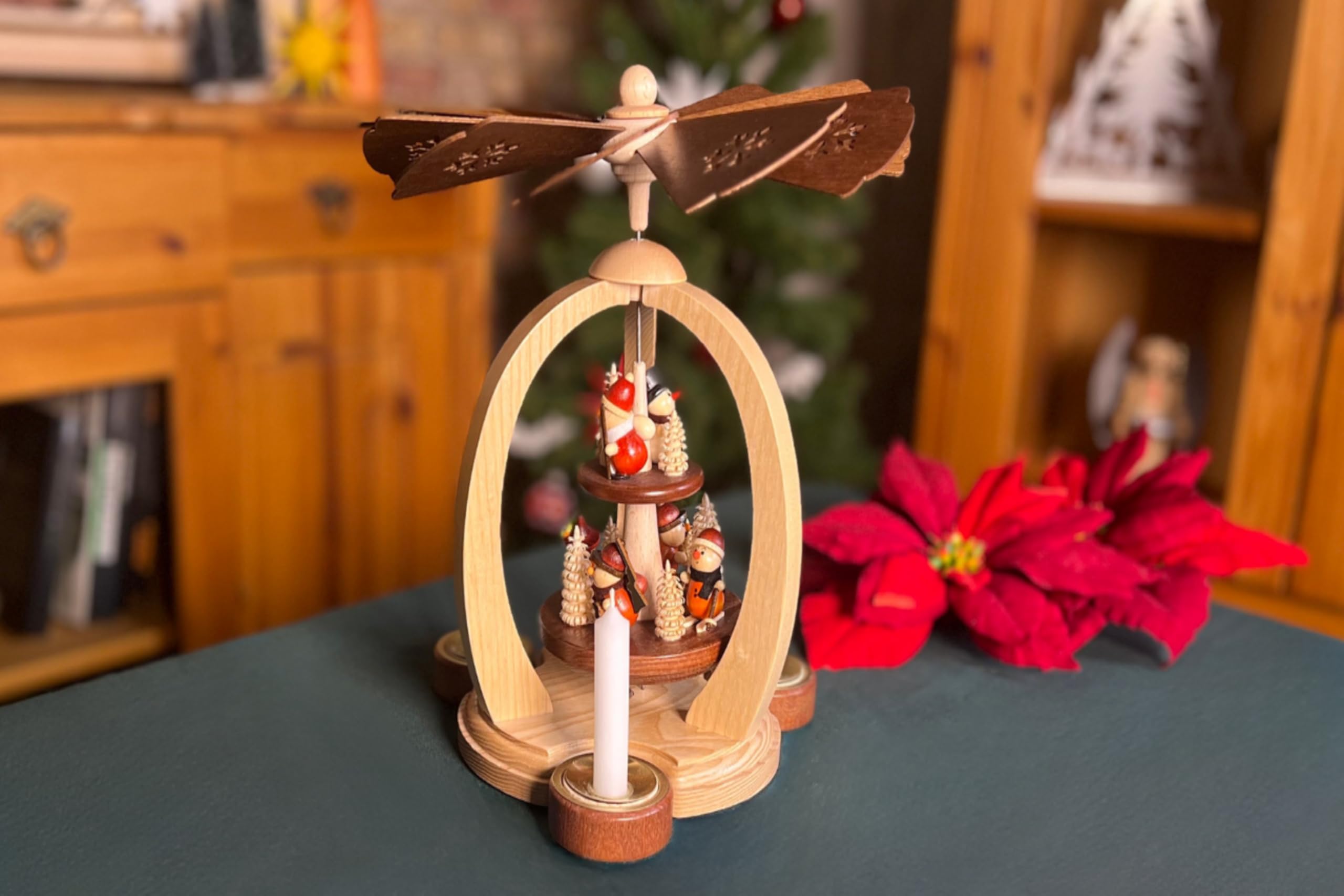 Erzgebirge Palast 2-stöckige Pyramide Waldleute zur Weihnachtszeit - Exklusiv - 26 cm