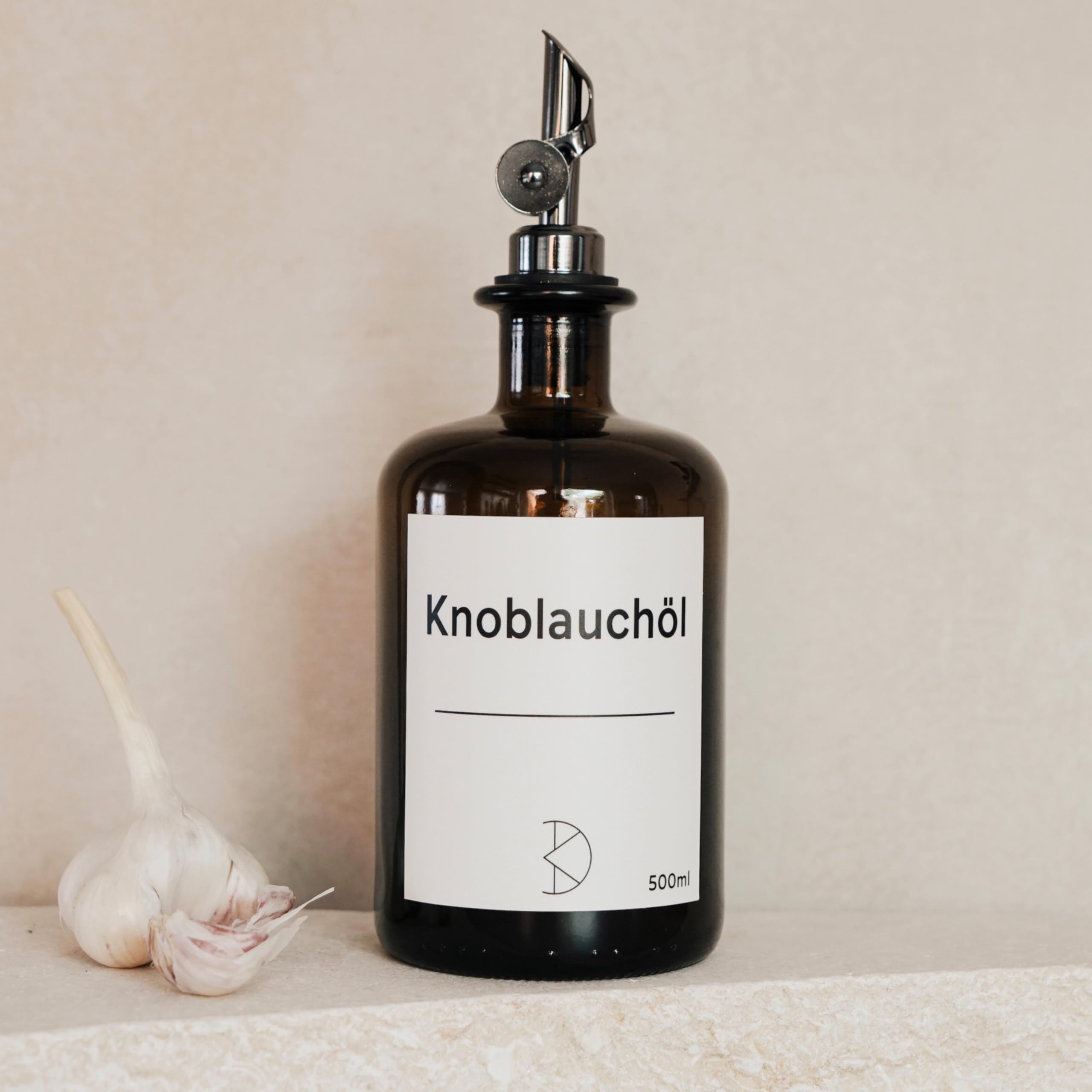 3 bottiglie di olio da riempire – Dispenser di olio moderno in vetro marrone con beccuccio in acciaio inox – Dispenser per olio, aceto e balsamico – vari adesivi – 500 ml – con adesivi