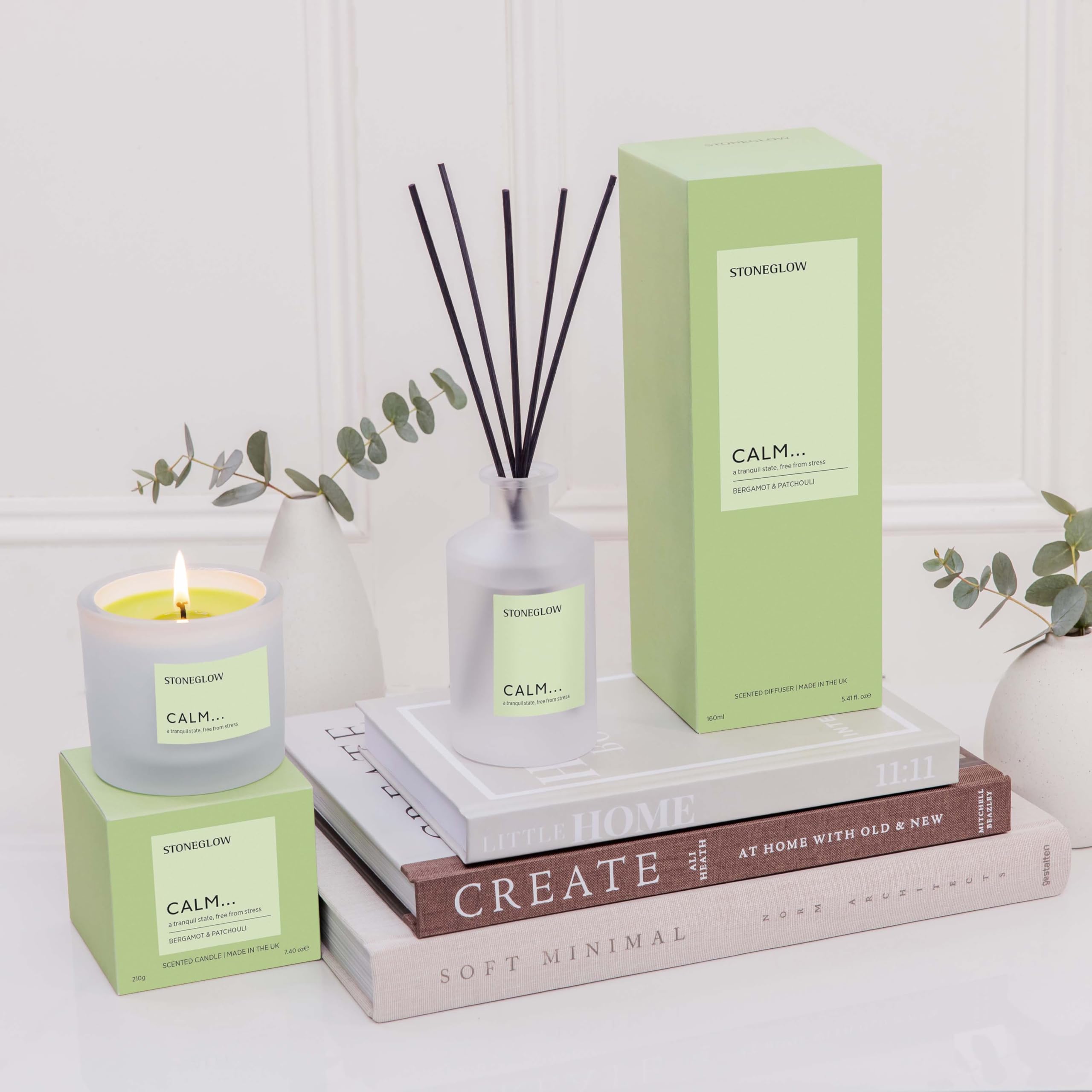 Stoneglow - Affirmations - Calm - Bergamotto & Patchouli - Candela profumata in bicchiere (79 x 89 mm) Miscela di cera di cocco e colza, candela viola, 40 ore, patchouli, eucalipto, ambra, vaniglia e