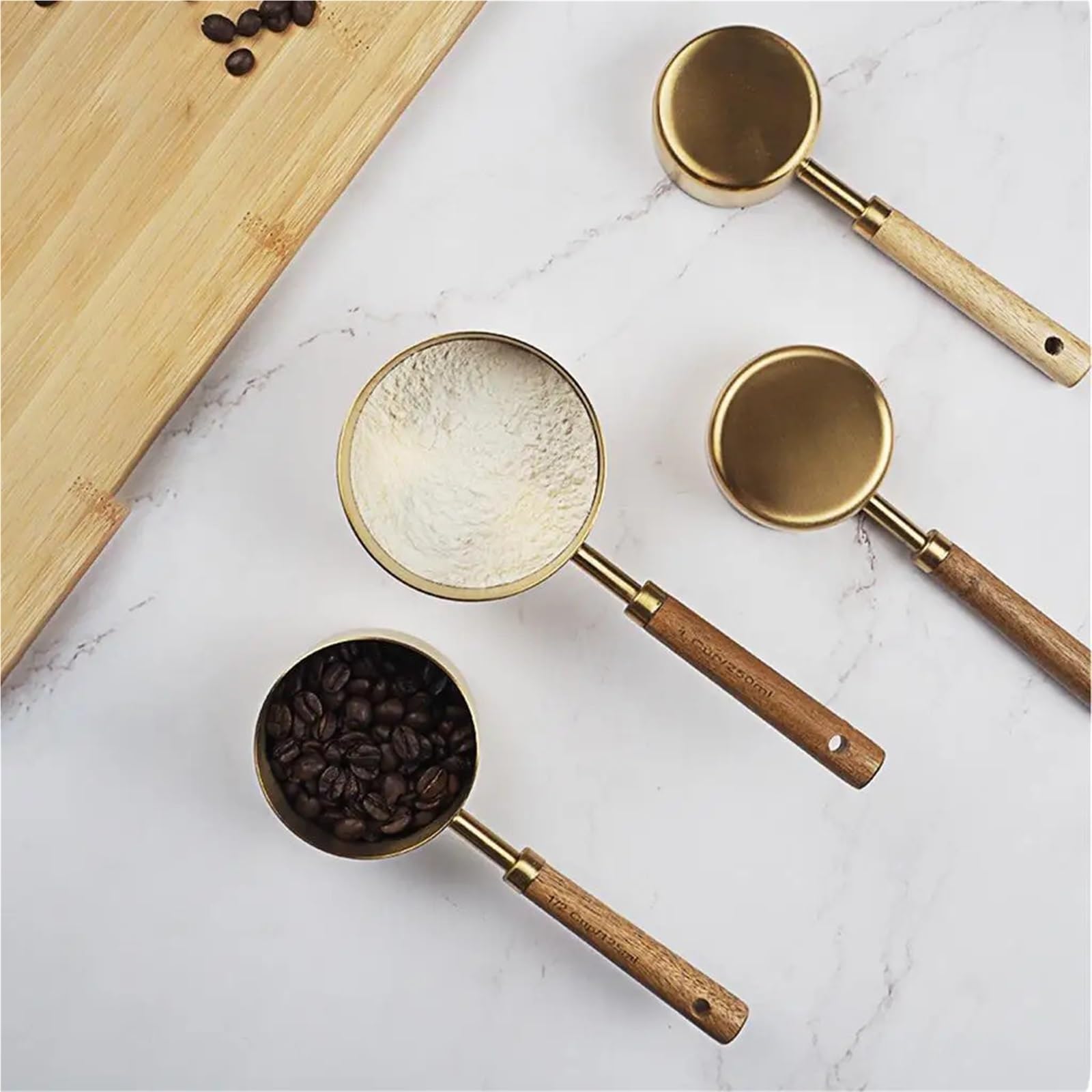 Edelstahl-Messbecher-Löffel-Set | Messbecher mit Holzgriff und goldenem Messlöffel