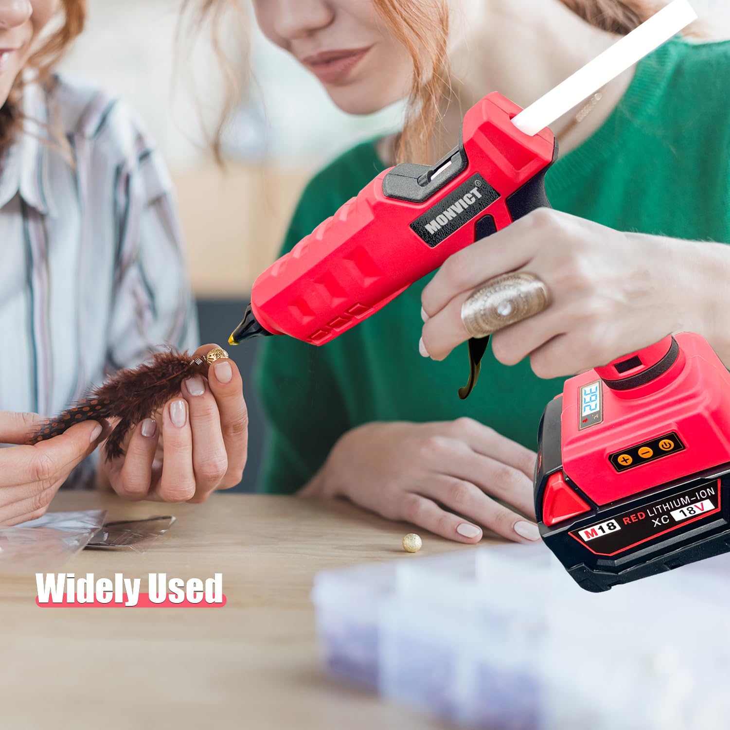 MONVICT Pistola de pegamento inalámbrica de 100 W para batería Milwaukee de 18 V, temperatura digital mejorada, energía eléctrica de mano, pistola de pegamento caliente resistente de tamaño completo