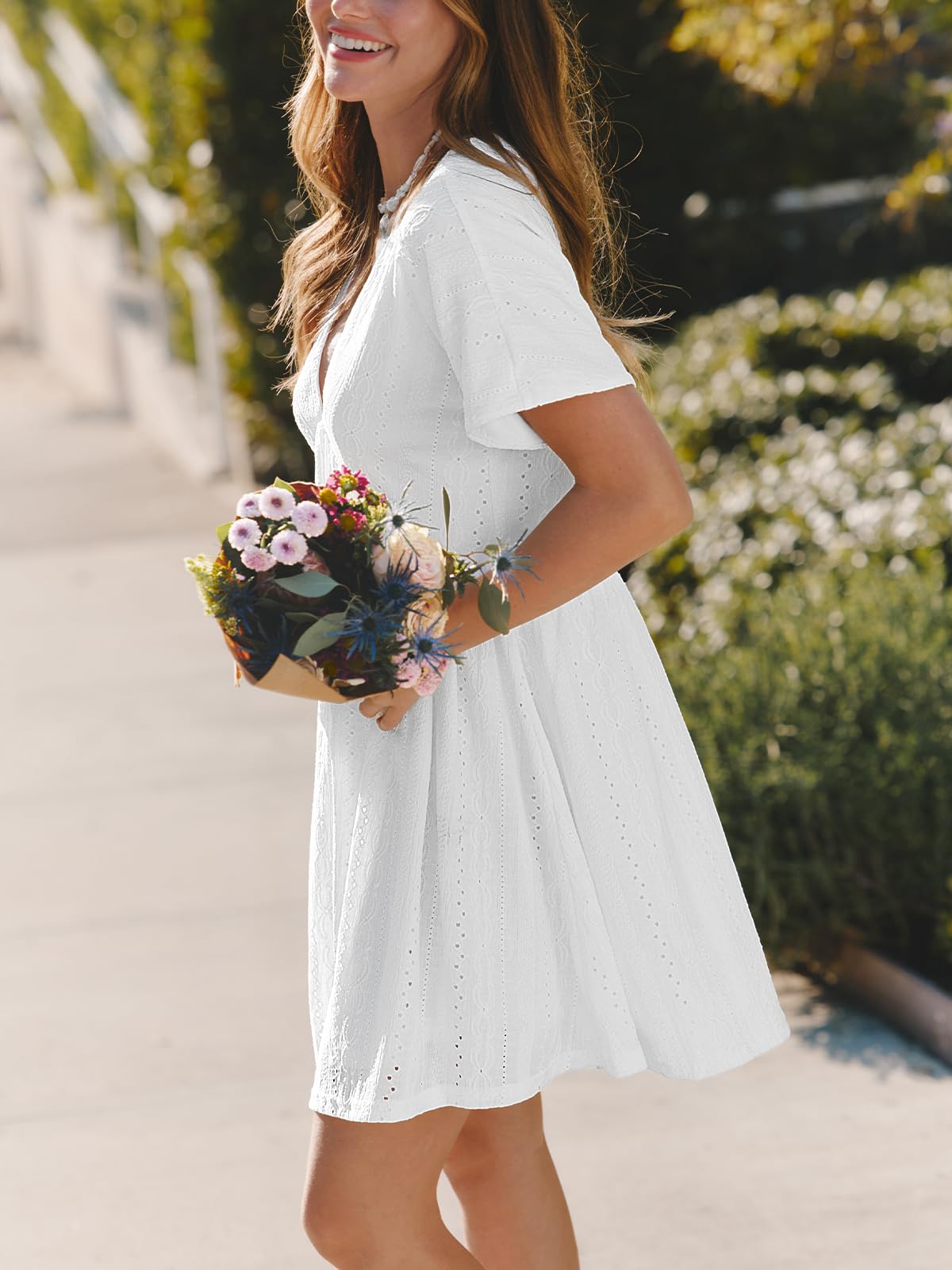 CUPSHE Babydoll-Sommerkleid Damen Mini mit V-Ausschnitt und Kurzarm | Der lockere Babydoll-Schnitt fällt ab der hohen Taille in einen ausgestellten Minirock; ein Unterrock sorgt für Bedeckung.
