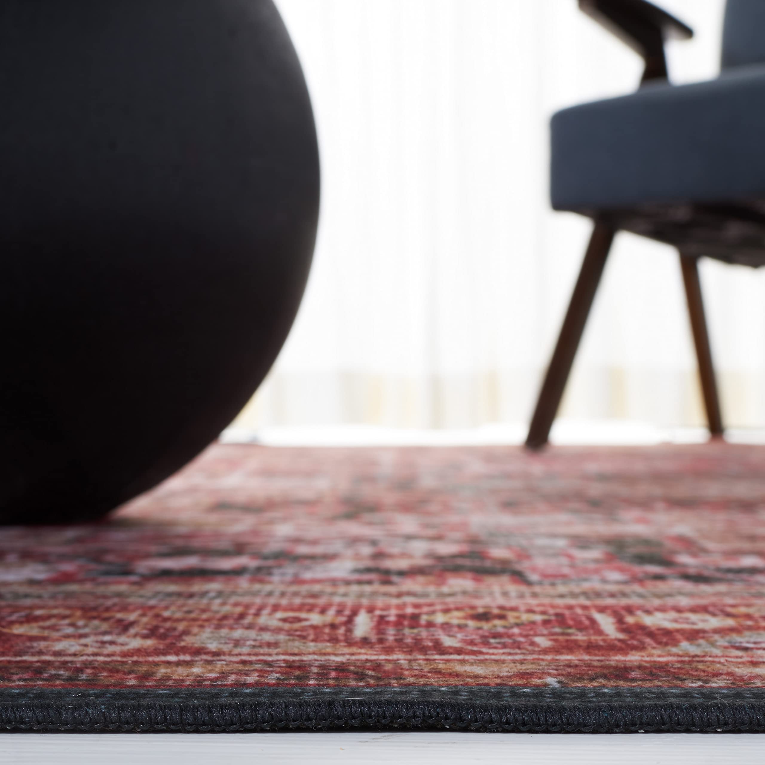 SAFAVIEH Tapis Traditionnel Rug Idéal pour Les Zones à Fort Passage - Lavable en Machine et Antidérapant - Tucson Collection, Tapis à Poil Court, in Rouge et Vert, 122 X 122 cm