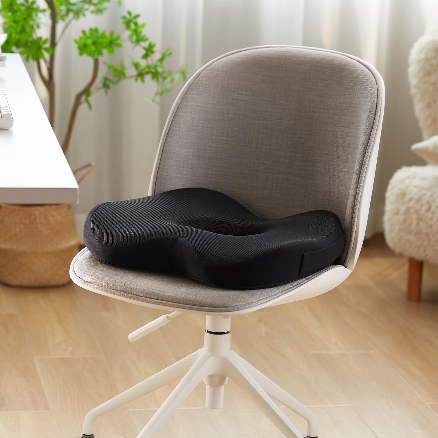 Mount-It! Office Seat Cushion, Premium Comfort Chair Lumbar Support, Memory Foam, Gel Filling, Ergonomic for Car, Desk, Back Hip Butt Tailbone Relief, Sciatica Cushions Washable Cover in Black: 18.5"