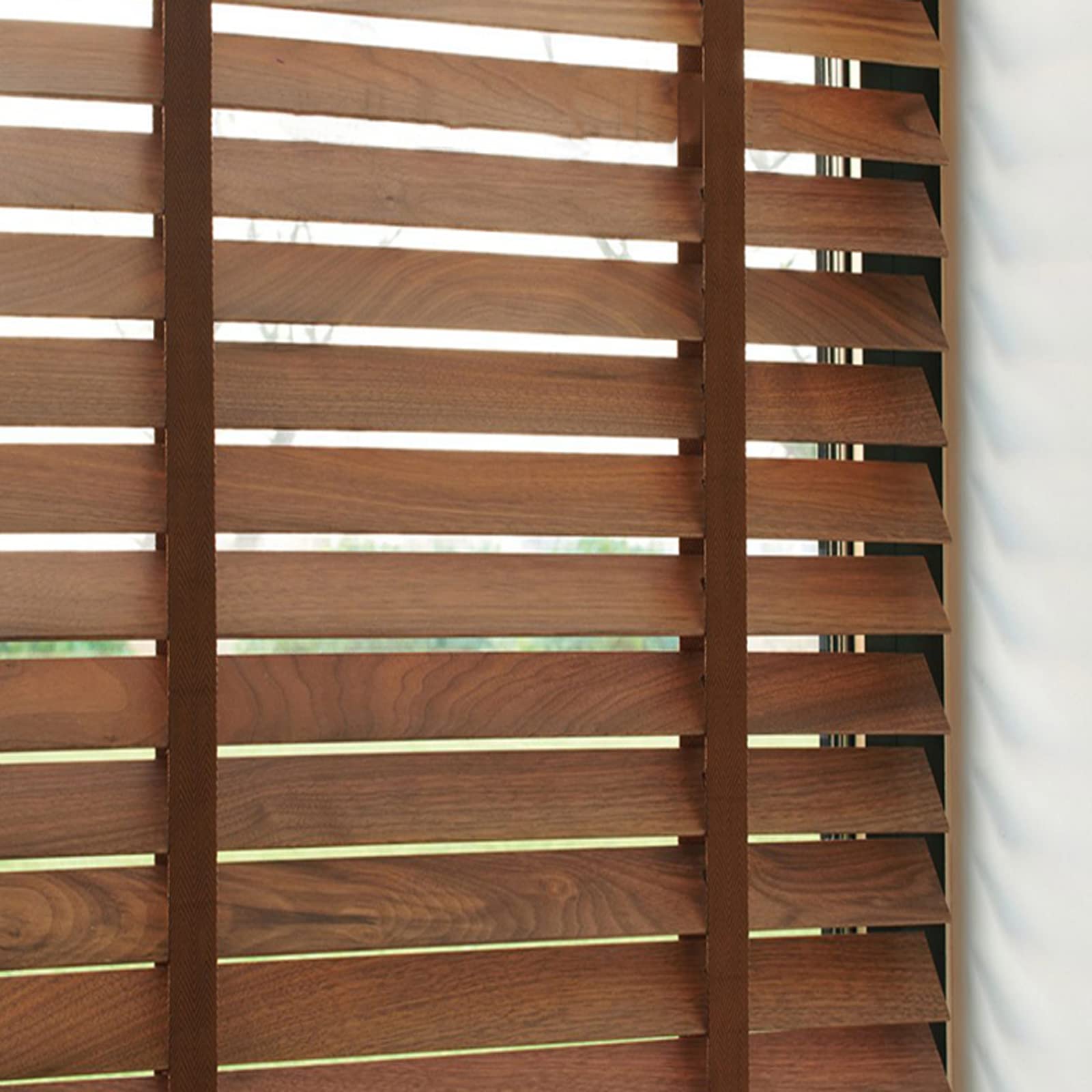 Persianas venecianas de madera sintética para proteger tu privacidad y evitar miradas exteriores