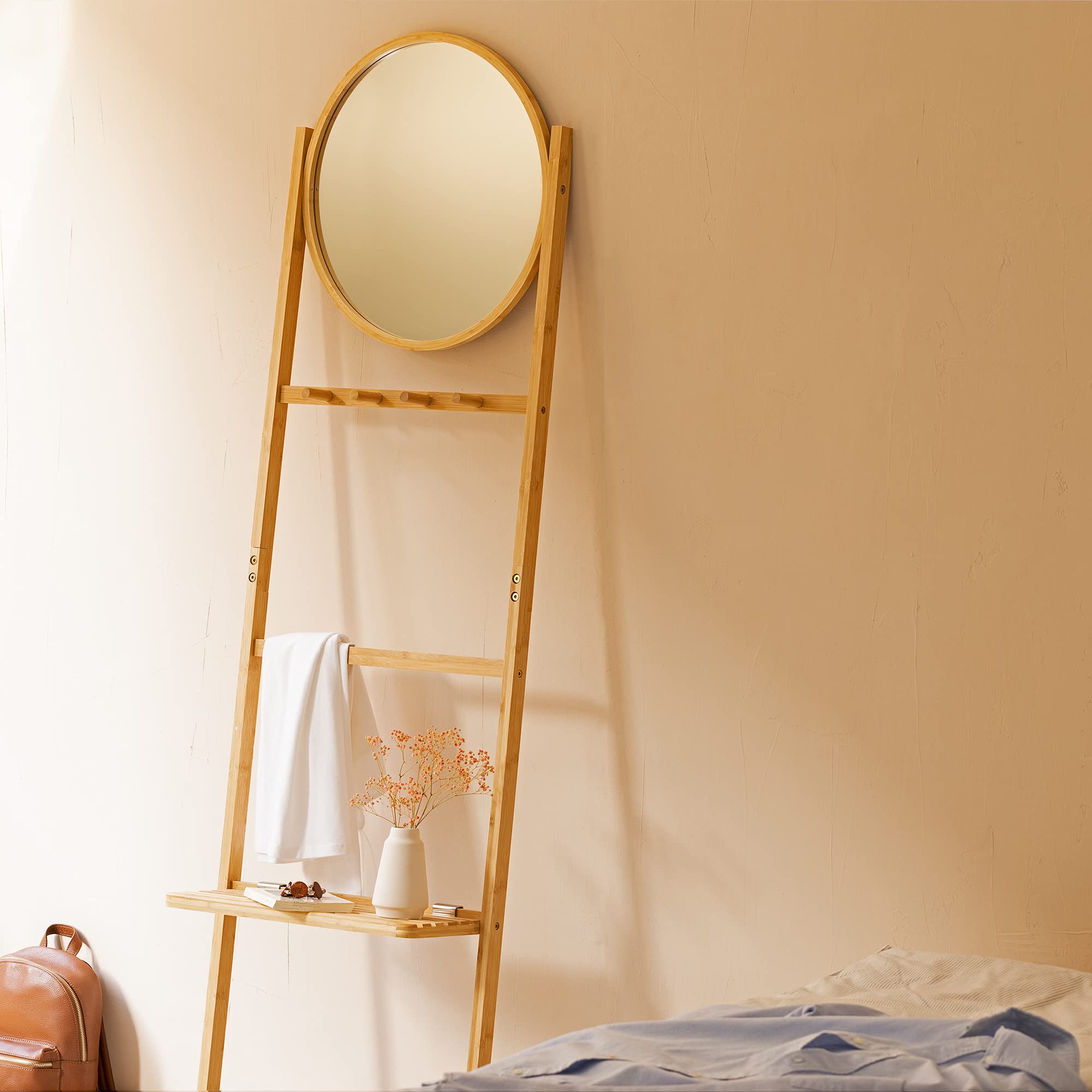 Navaris Porte Serviette Miroir - Ensemble en Bambou 48,5 x 18 x 172 cm avec échelle et Panier - pour Salle de Bain Chambre entrée vêtements Vestes