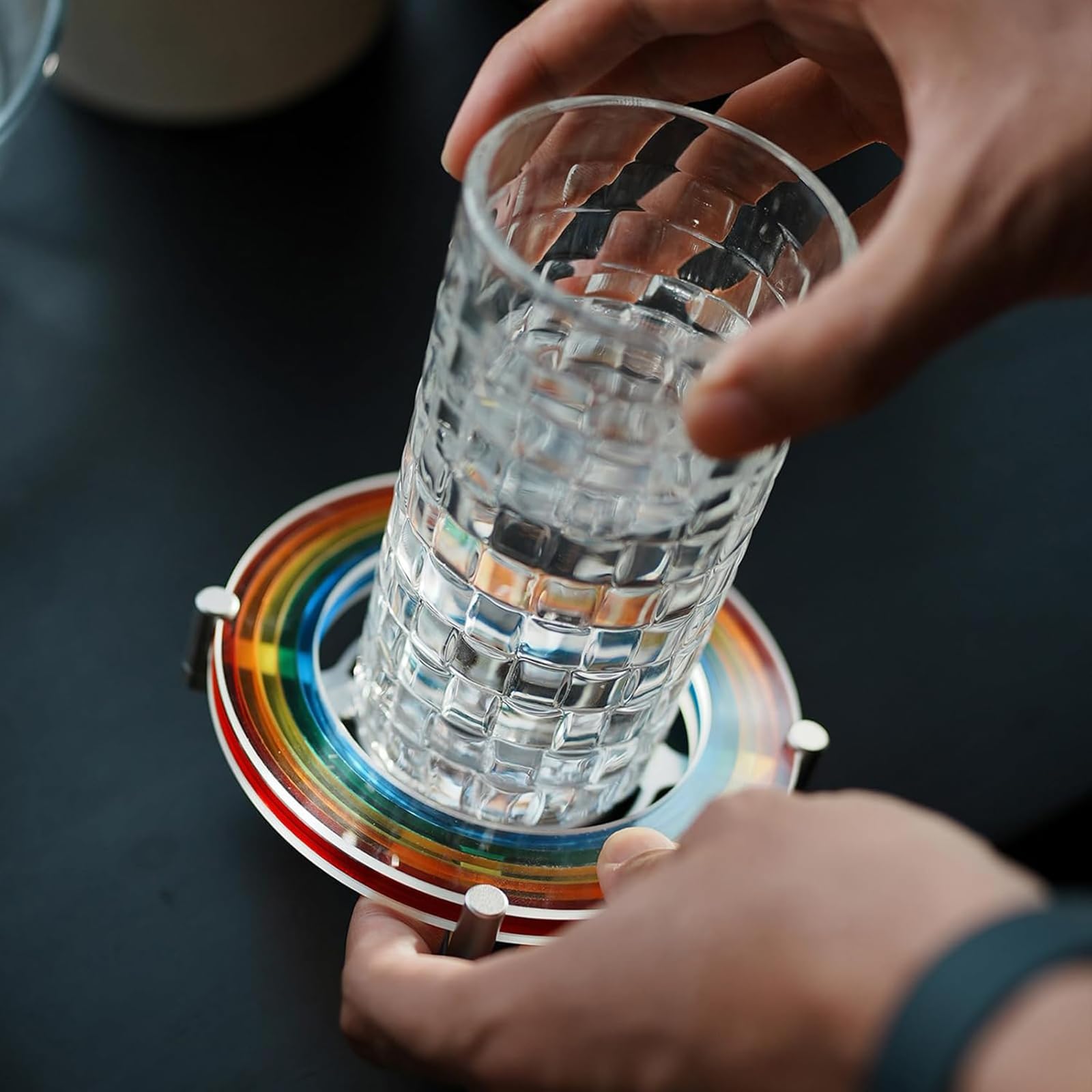 Posavasos acrílicos arcoíris para bebidas, 2 unidades con bandeja, protector de mesa a prueba de arañazos para decoración del hogar, oficina y vacaciones, perfecto para café y bebidas