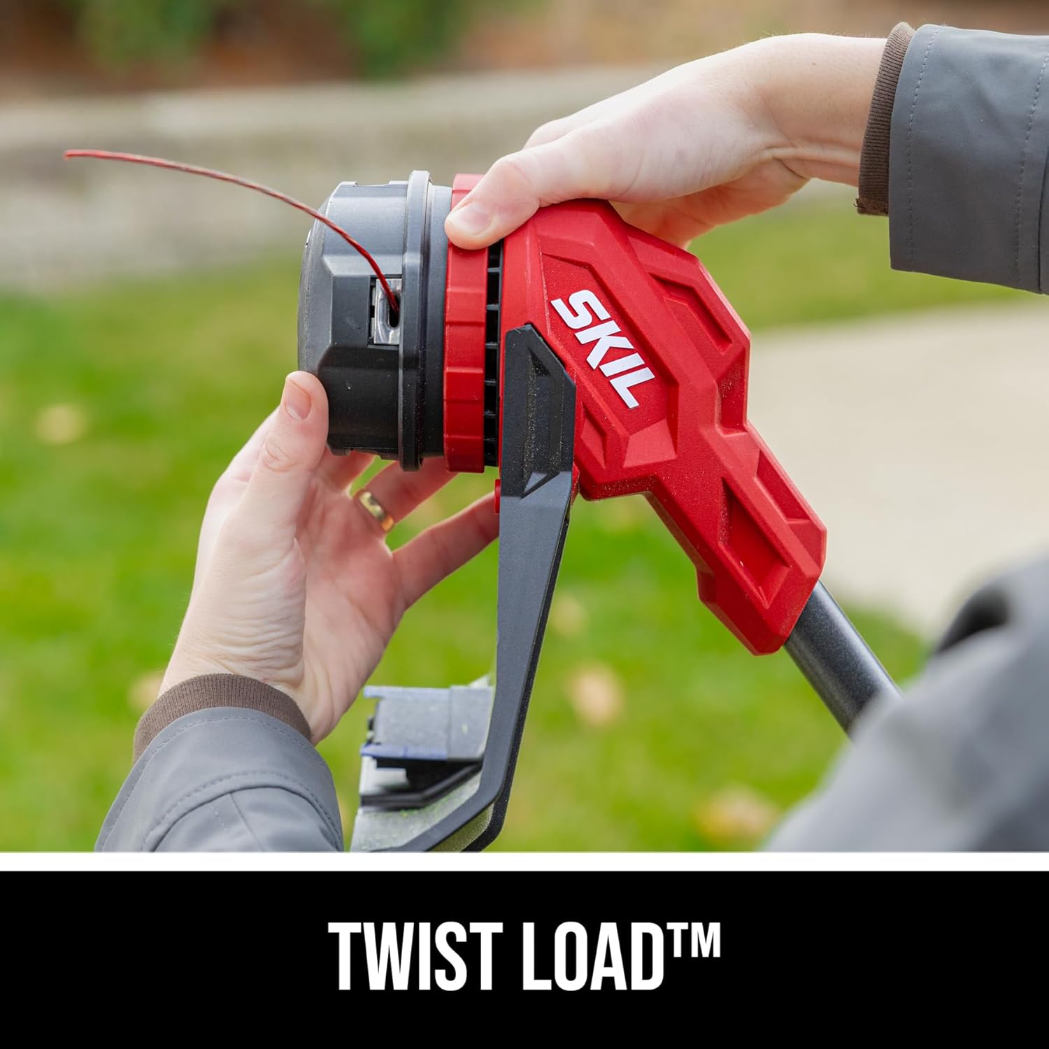 Hands demonstrating the Twist Load feature on the SKIL string trimmer head