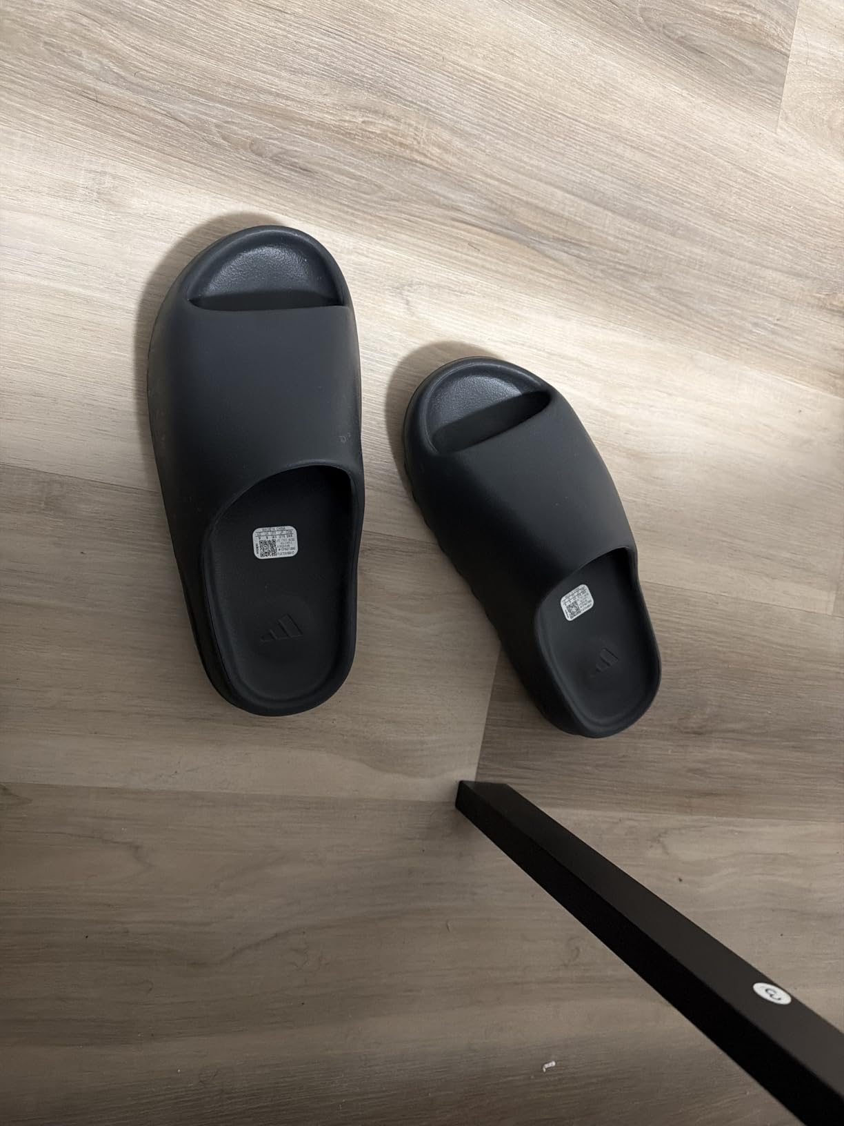 yeezy slides all black