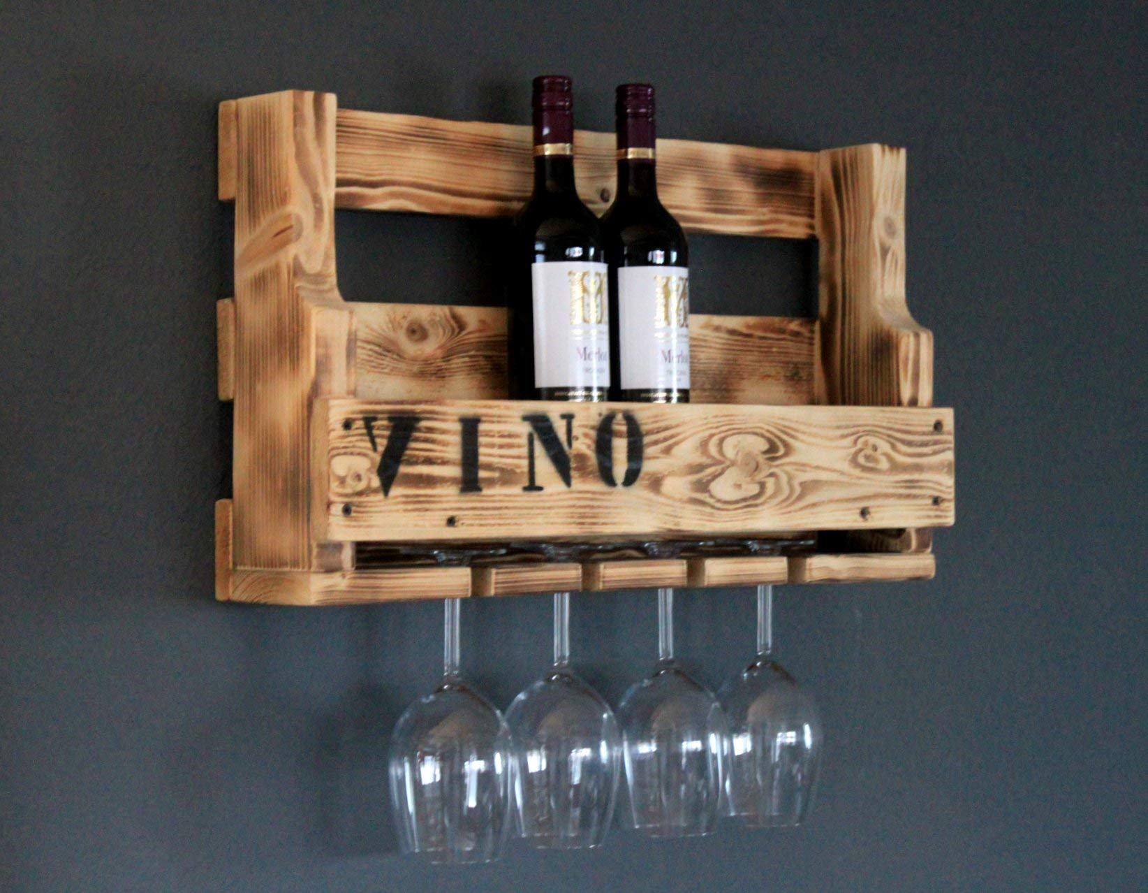 Weinregal aus Holz für die Wand - mit Gläserhalter und VINO Schriftzug - Geflammt - fertig montiert - Regal für Weinflaschen und Weingläser