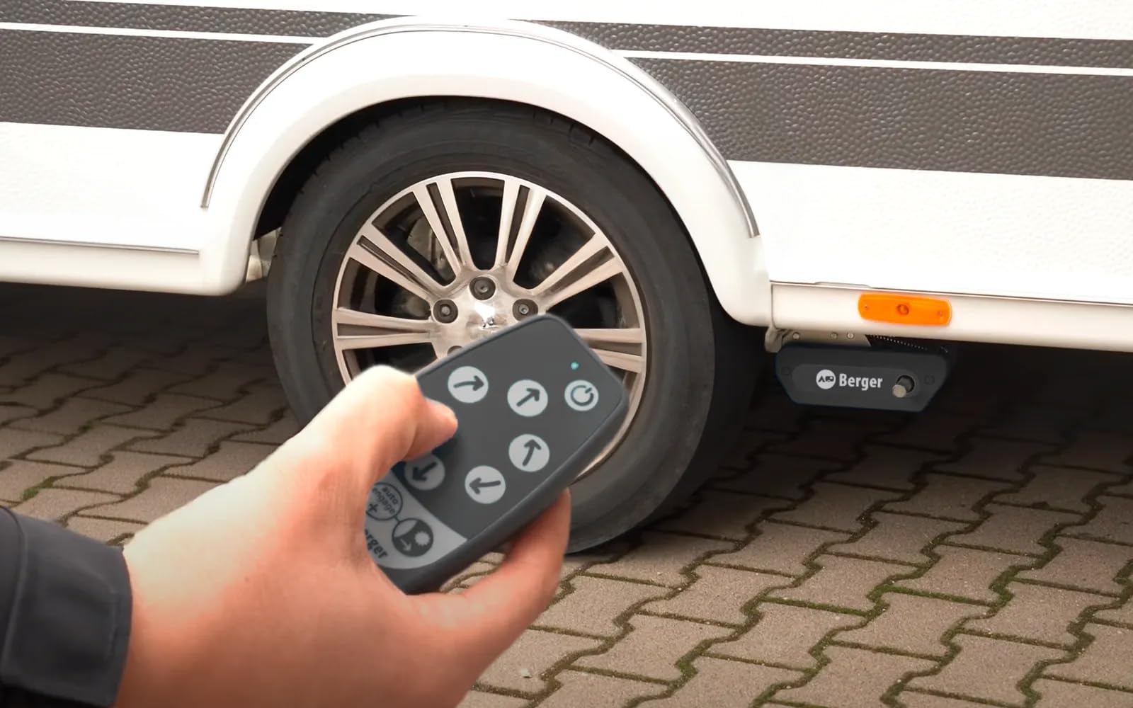BERGER Rangierhilfe Titanium | Elektrischer Mover für Wohnwagen Caravan bis 2250kg Last | einfaches Manövrieren dank vollautomatischem Rangiersystem | mit 360° Fernbedienung