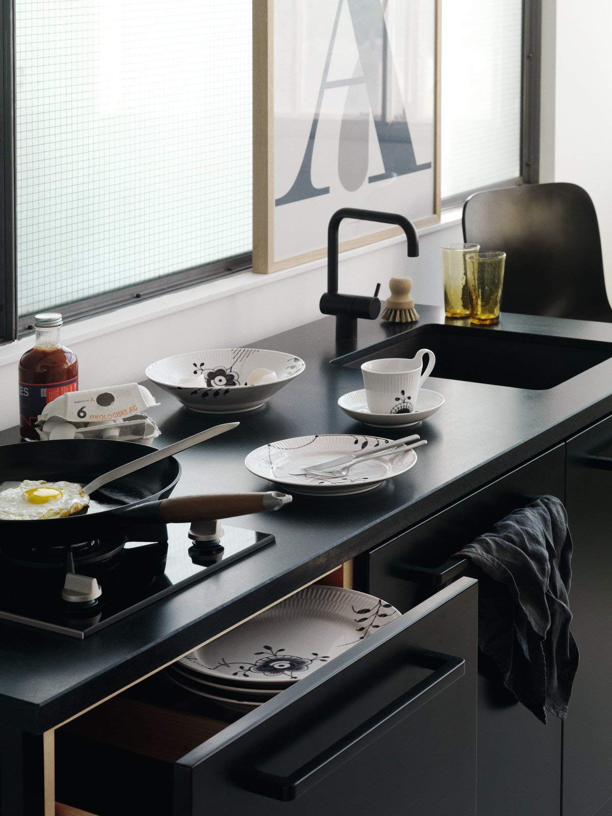 Amazon.co.jp: Black Fluted Mega 22cm Lunch/Dessert Plate : ホーム