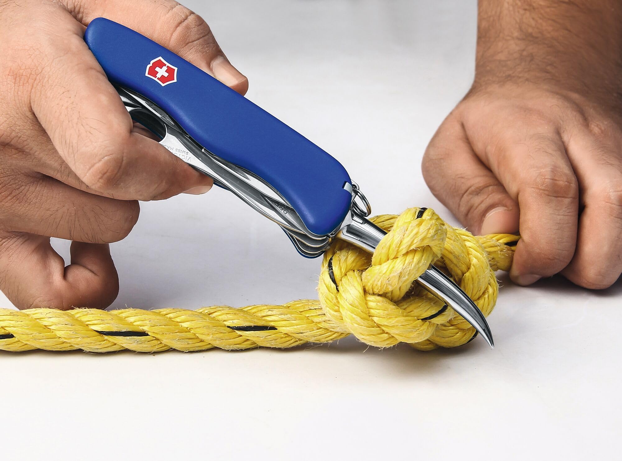 Victorinox Skipper Pro Couteau de Poche Suisse, Multitool, 12 Fonctions, Grande Lame Fixe, Bleu