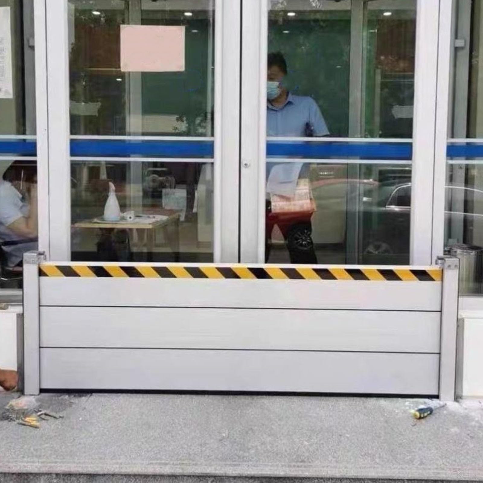 Barrière anti-inondation amovible pour protéger les portes-fenêtres du jardin