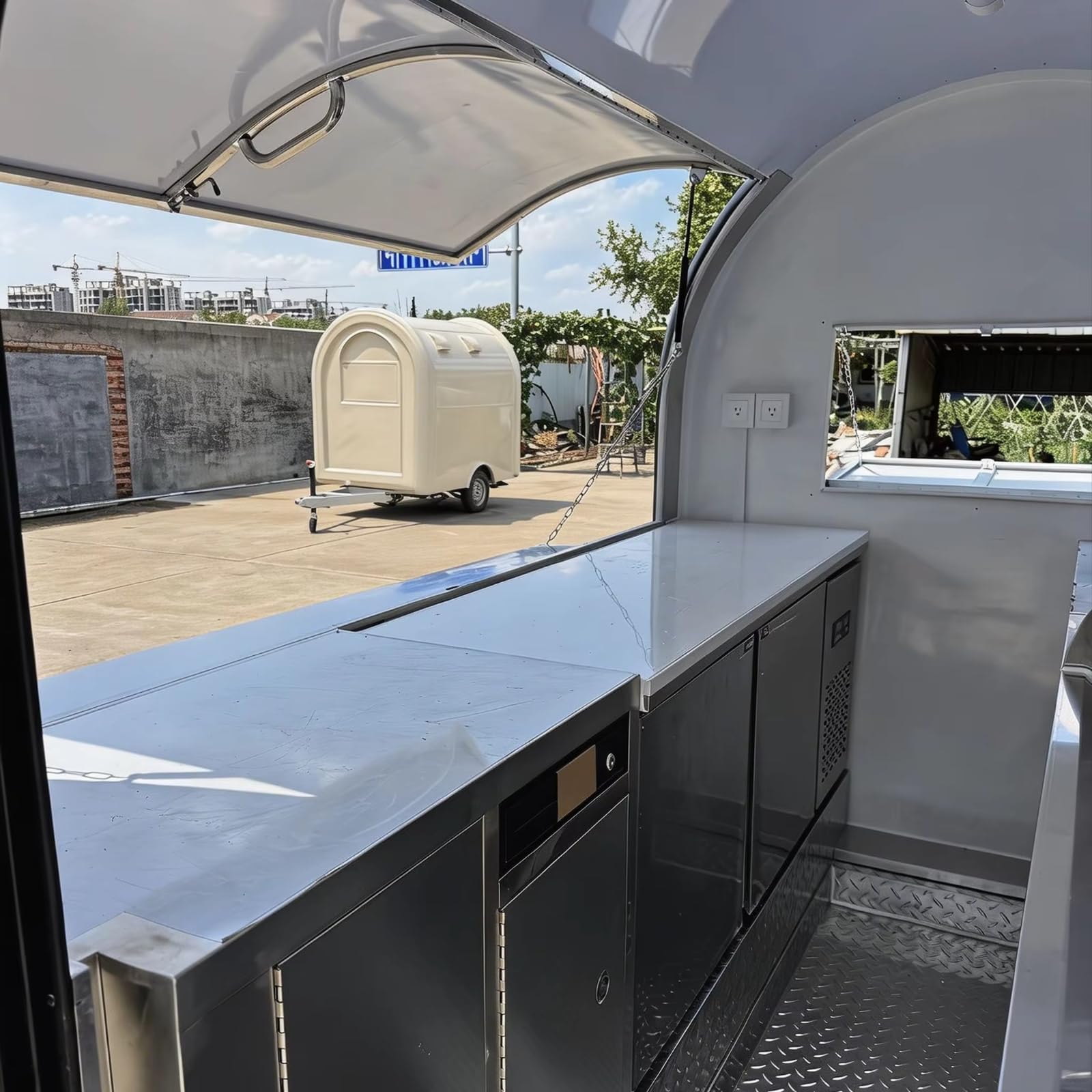 Camion alimentari e rimorchi alimentari completamente attrezzati in vendita - Camion alimentari mobili con griglie, friggitrici, frigoriferi per fare hamburger, pizza e hot dog