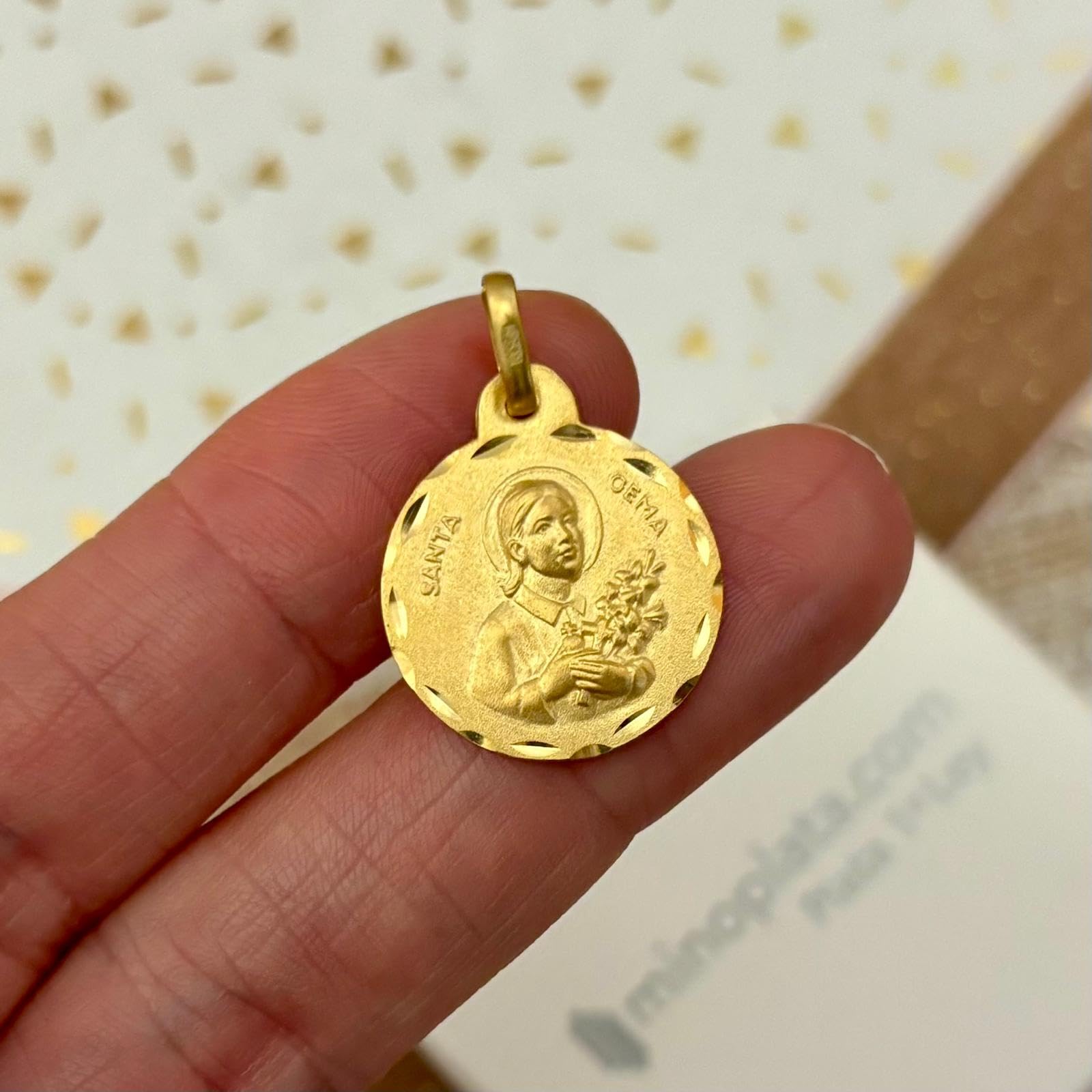 Medal Świętego Klejnotu, srebro wysokiej próby 925, pozłacane, okrągłe 19 mm, religijny wzór z tłoczeniem, z pudełkiem upominkowym