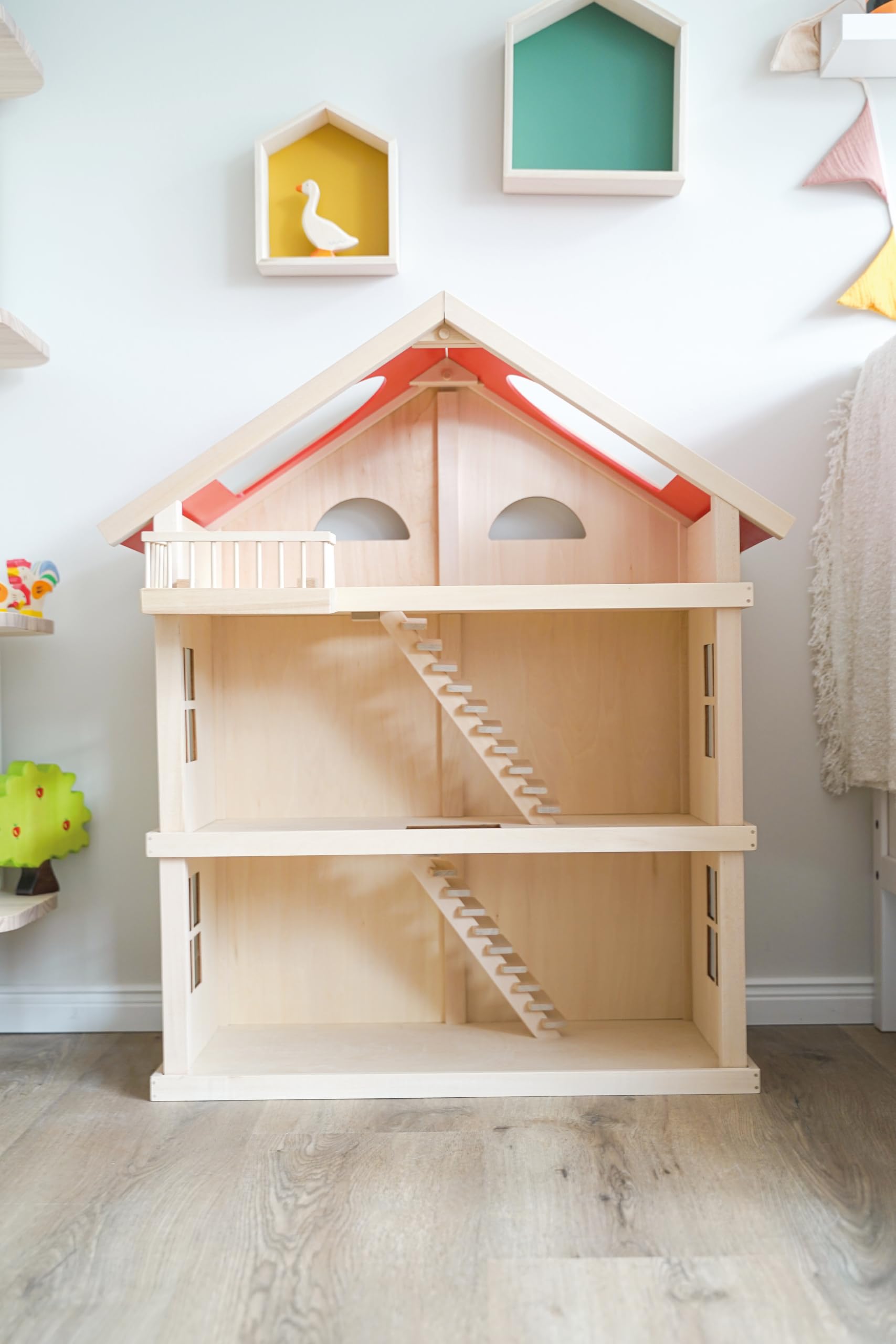 goki 51957 Puppenhaus aus Holz, 65 x 35 x 87,5 cm – großes Holzpuppenhaus, 3 Etagen, offenes Design, rote Dachflächen, Treppen & Balkon für kreative Rollenspiele, Puppenhaus-Spielwelt