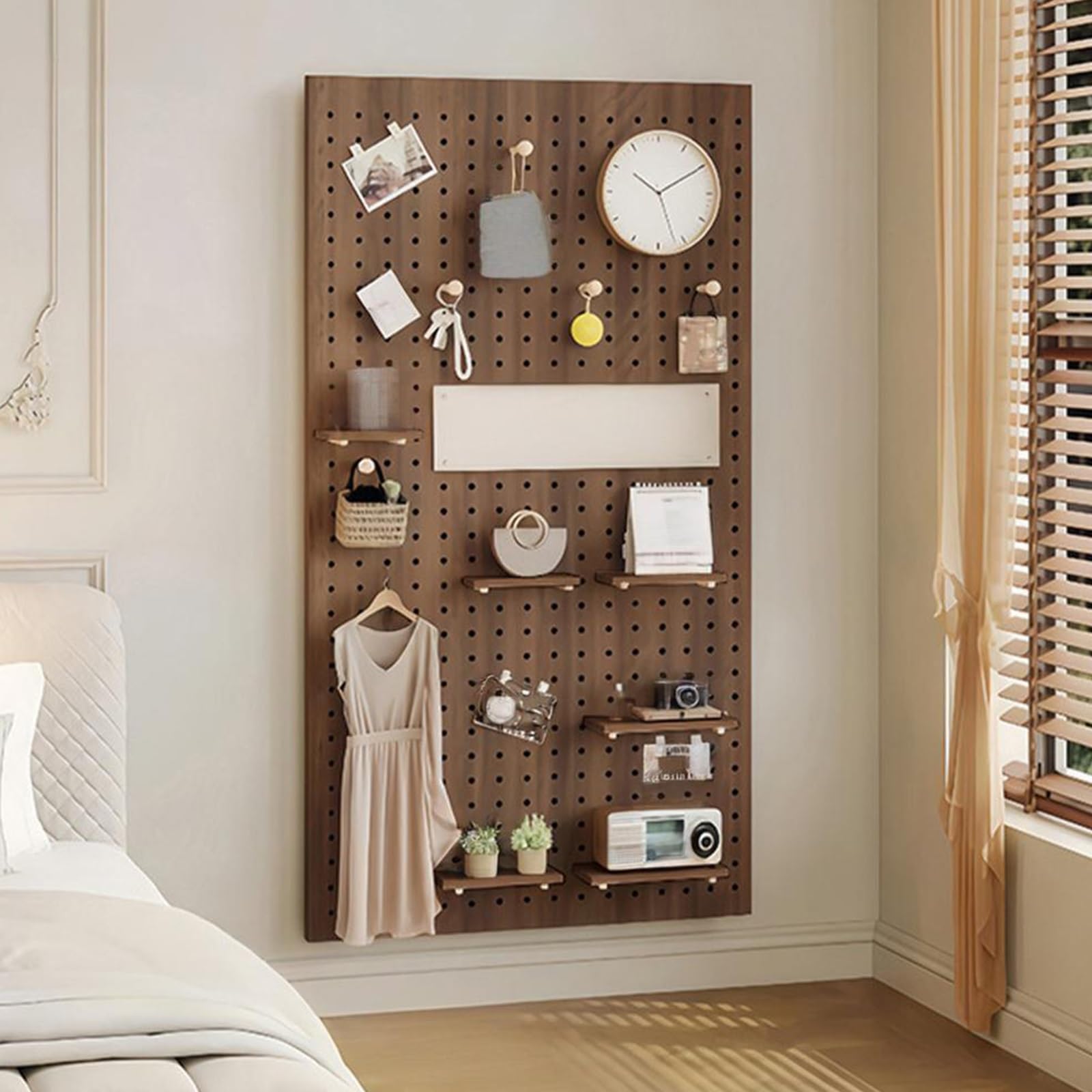 Lochwand Aus Holz für Schlafzimmer, Arbeitszimmer, Büro, Badezimmer, Wandmontage, Stabile Stecktafel mit 3 Ablagen und 11 Kleinen Zubehörteilen(White)