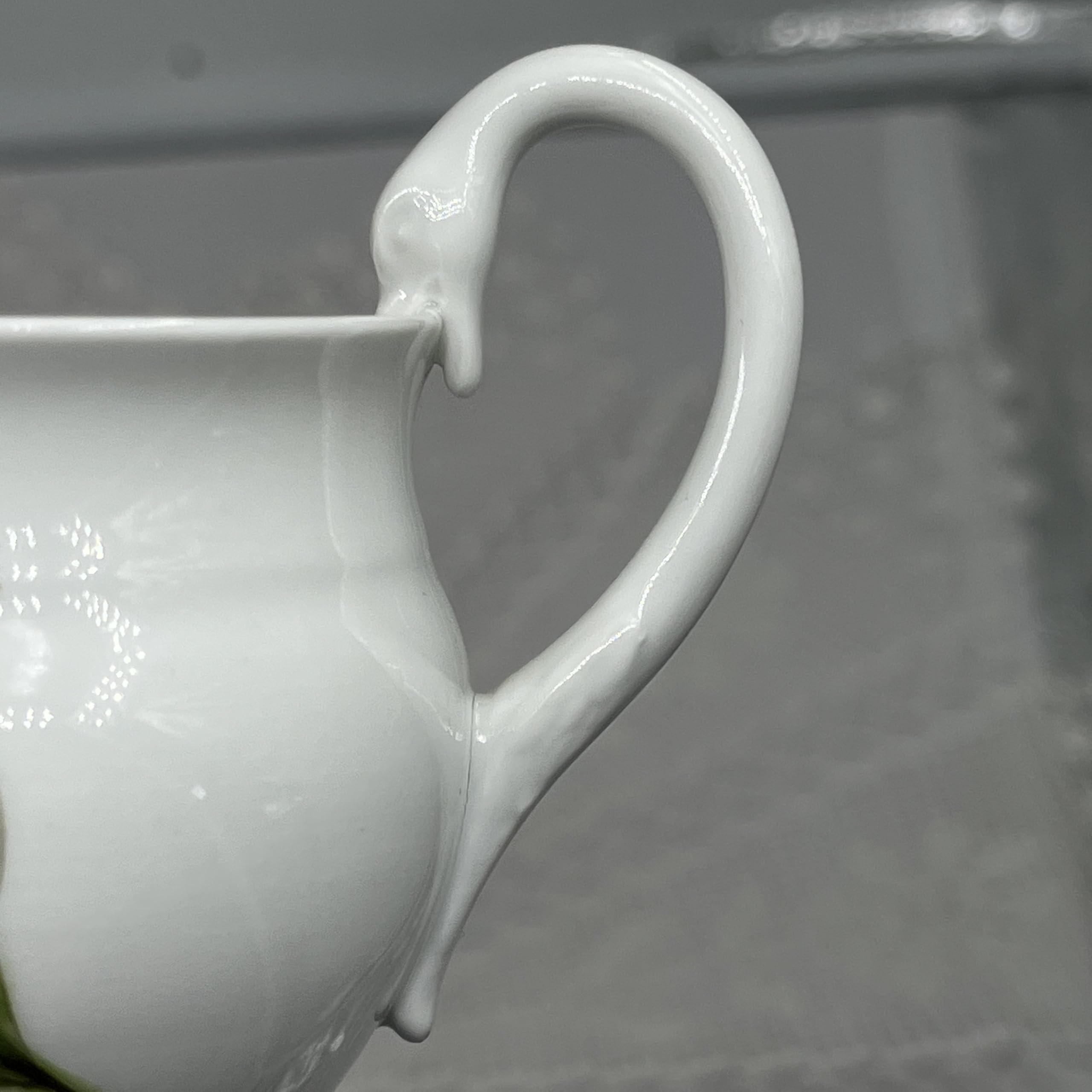 Sammelgedeck 3-tlg. (Tasse/Kaffeetasse, Untertasse, Kuchenteller) Schwanenhals-Tasse – Gestreute Blümchen mit Blumenmuster, 2.WahlAus der weltberühmten Porzellanstadt. SKU2185