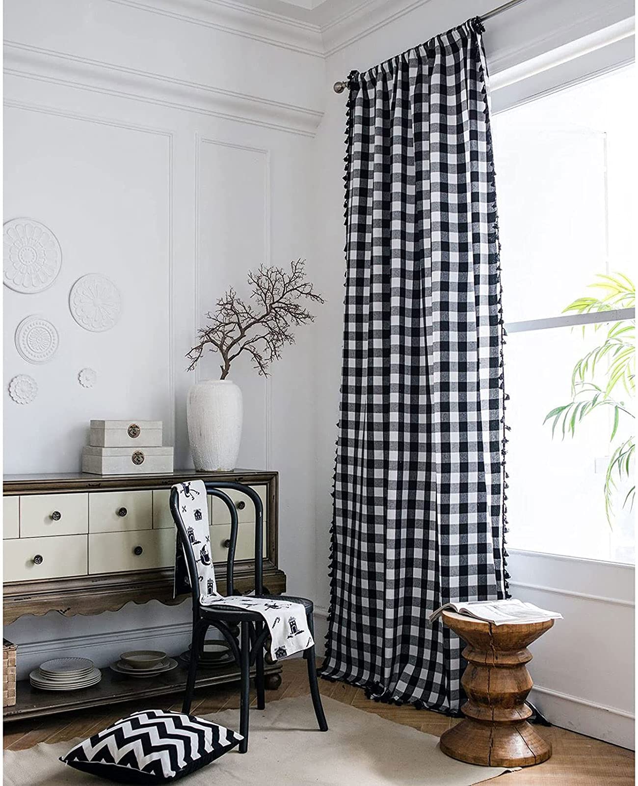 Rideaux de coton semi-blackout pour instaurer une ambiance cottage chaleureuse dans le salon
