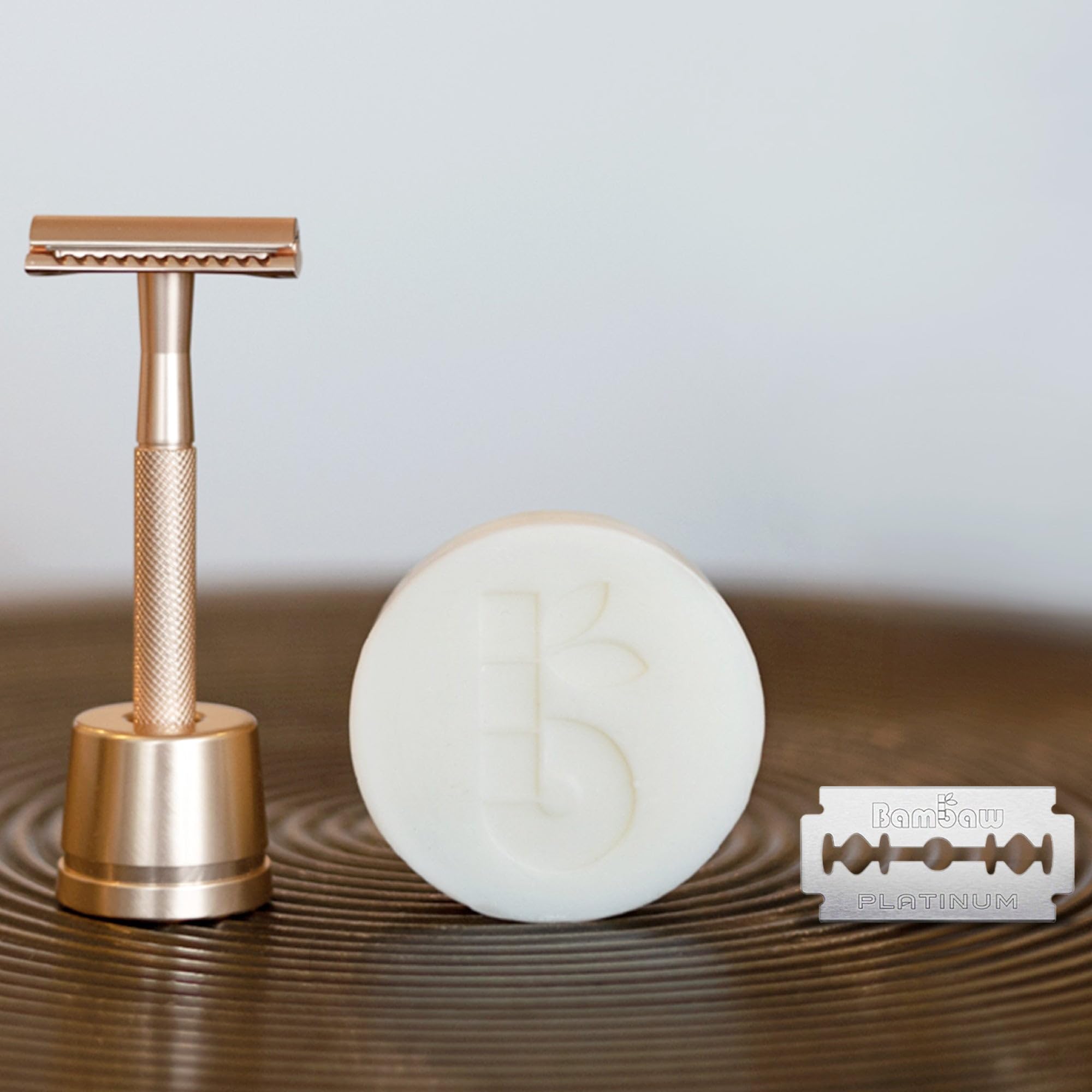 Bambaw Kit de Afeitado para Mujer – Maquinilla de Afeitar Clasica con Soporte Afeitado, 10 Hojas de Afeitar y Jabón Afeitar de Albaricoque, Set Regalo Mujer