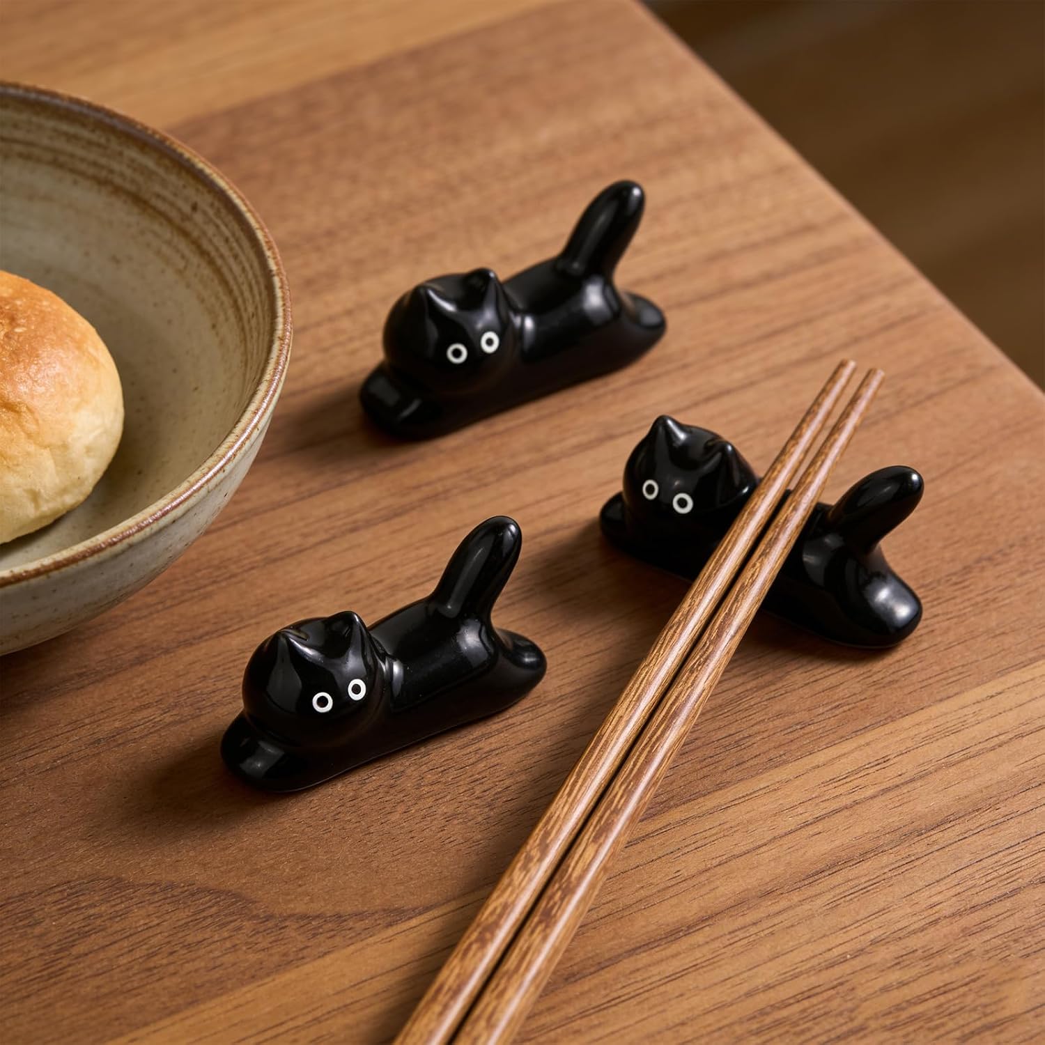 3-Pack Cartoon Kitten-Shaped Chopsticks Holder, Adorable Cat Chopstick Rest for Dining Table, Small Desk Trinkets for Office, Home & Restaurant Decoration (Black)