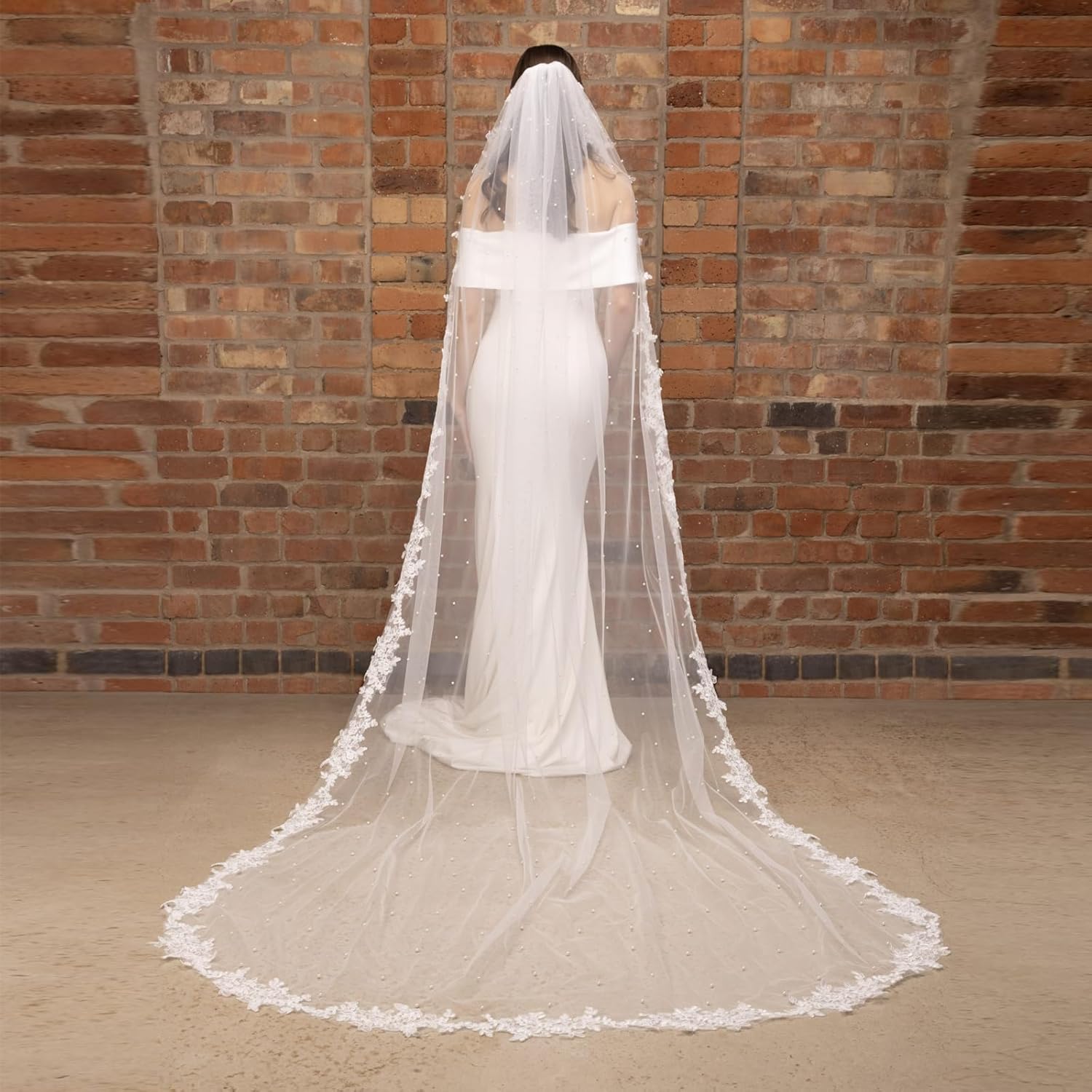 Wedding Veil Lace 1 Tier Cathedral Length Fingertip Length Bride Veil with Metal Comb