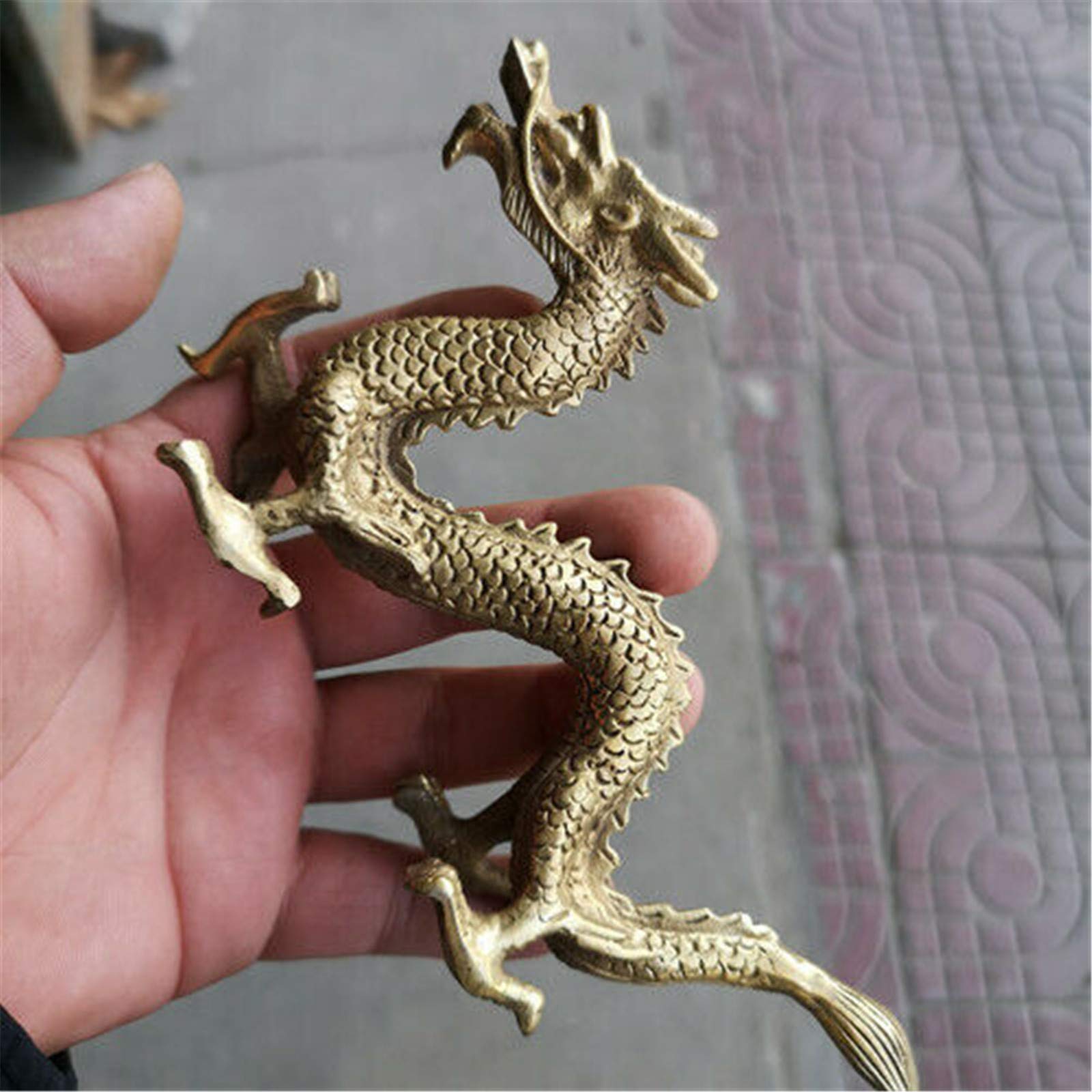 Statue de dragon chinois en cuivre vieilli fait à la main.