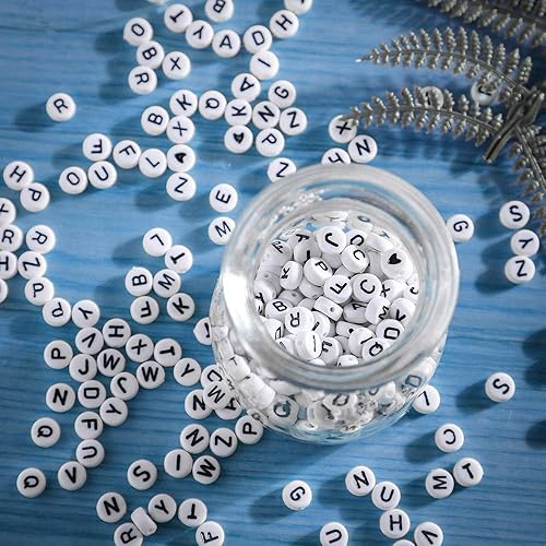 Vista 6 de 1620 cuentas de letras de la A a la Z, cuentas del alfabeto clasificadas de 0.27 x 0.157 pulgadas y juego de cuentas de letras acrílicas blancas