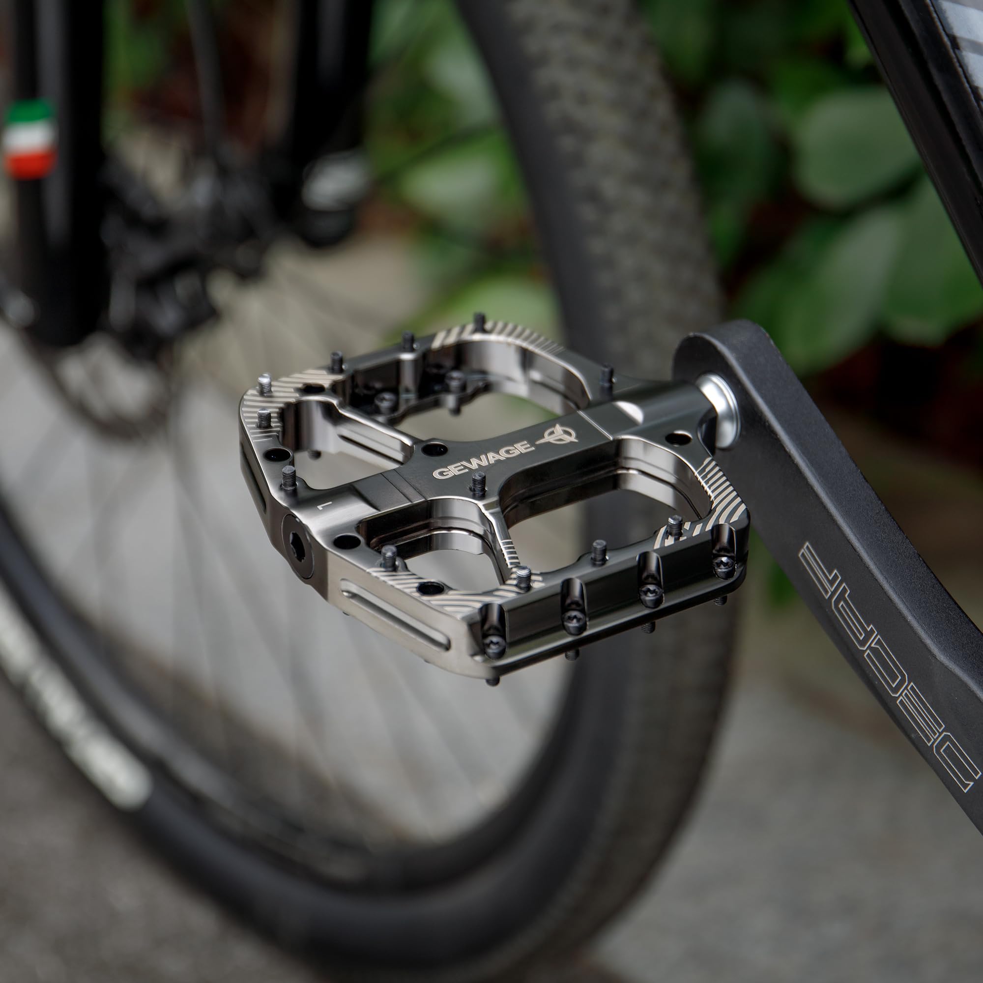 GEWAGE Pedały Rowerowe MTB CNC z Aluminium, Oś ze Stali Chromowanej, Łożyska Kulowe i Uszczelnienie, Antypoślizgowe Piny, 9/16", do MTB, Gravel, Trekking, Trail i Downhill