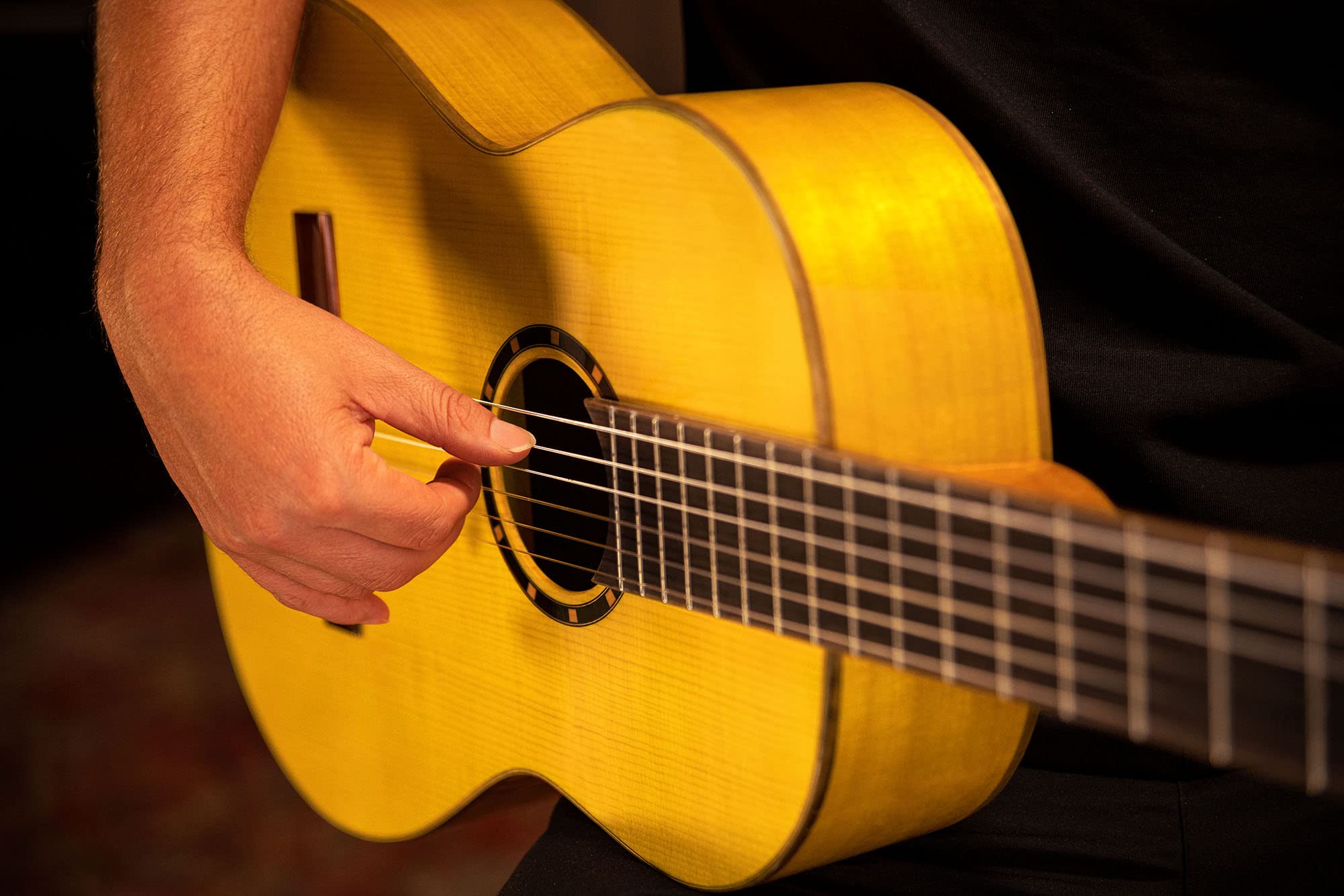 Ortega Guitars Family Series Pro - Guitarra de concierto flamenco 4/4 (pícea y ciprés, acabado brillante, incluye funda R170F)