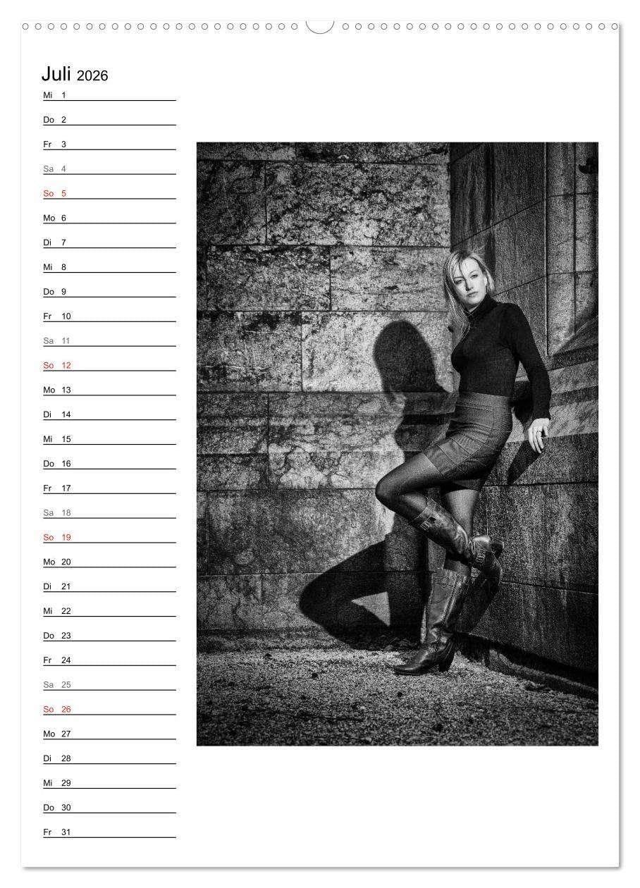 Mode in schwarz und weiß (Wandkalender 2026 DIN A2 hoch), CALVENDO Monatskalender: Bekleidung in Szene gesetzt - schwarz und weiß