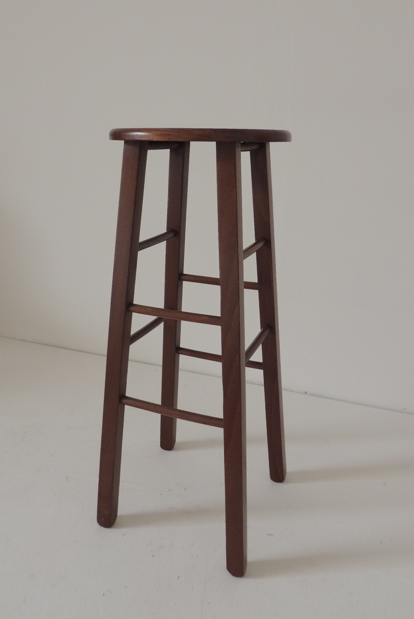 Sgabello da bar in legno alto h 80 cm sedile rotondo noce scuro gamba dritta