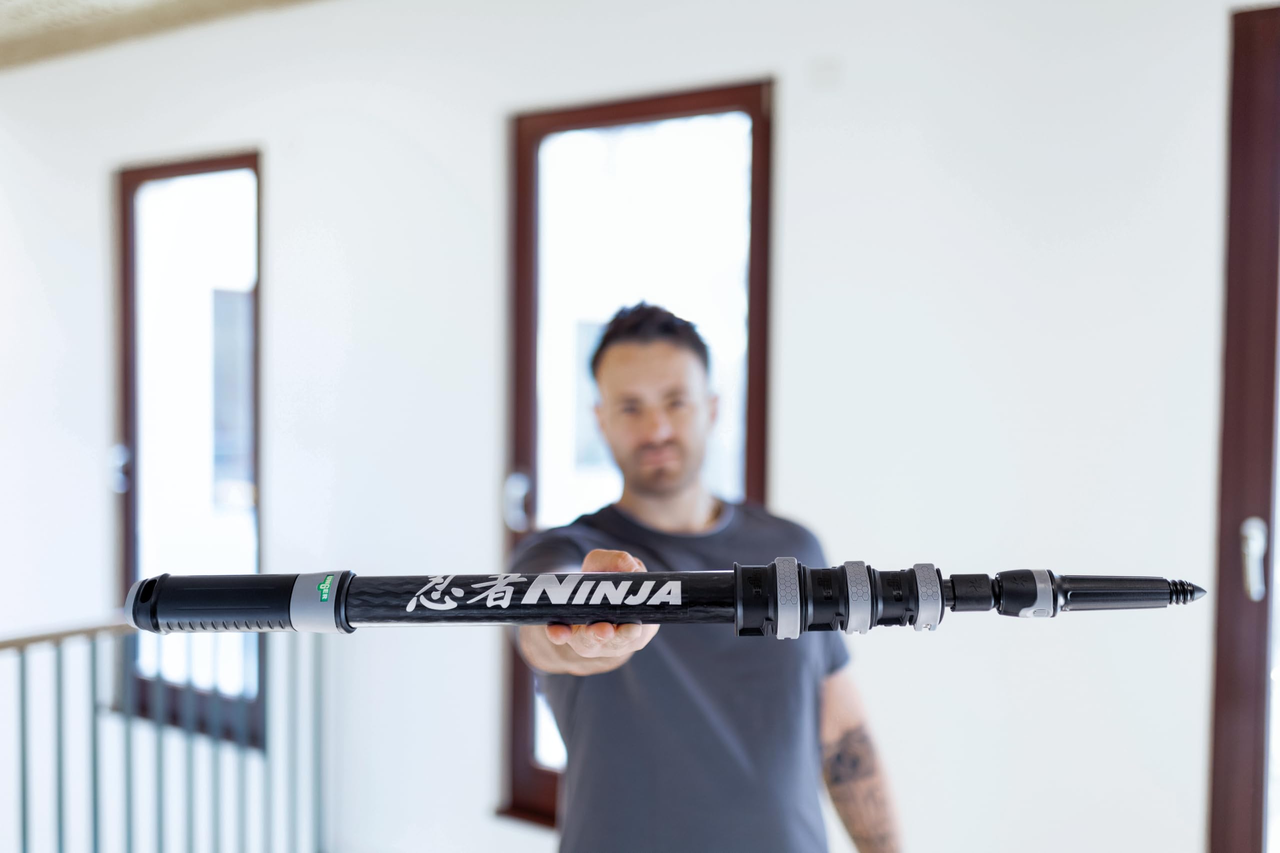 Unger Carbon Teleskopstange Ninja (1,90 m, 4-teilig, Anti-Rutsch Endkappe, kompakt, Fensterreinigung, Verlängerung Reinigung, Zubehör Fensterputz, kompatibel mit Zubehör) NCP19