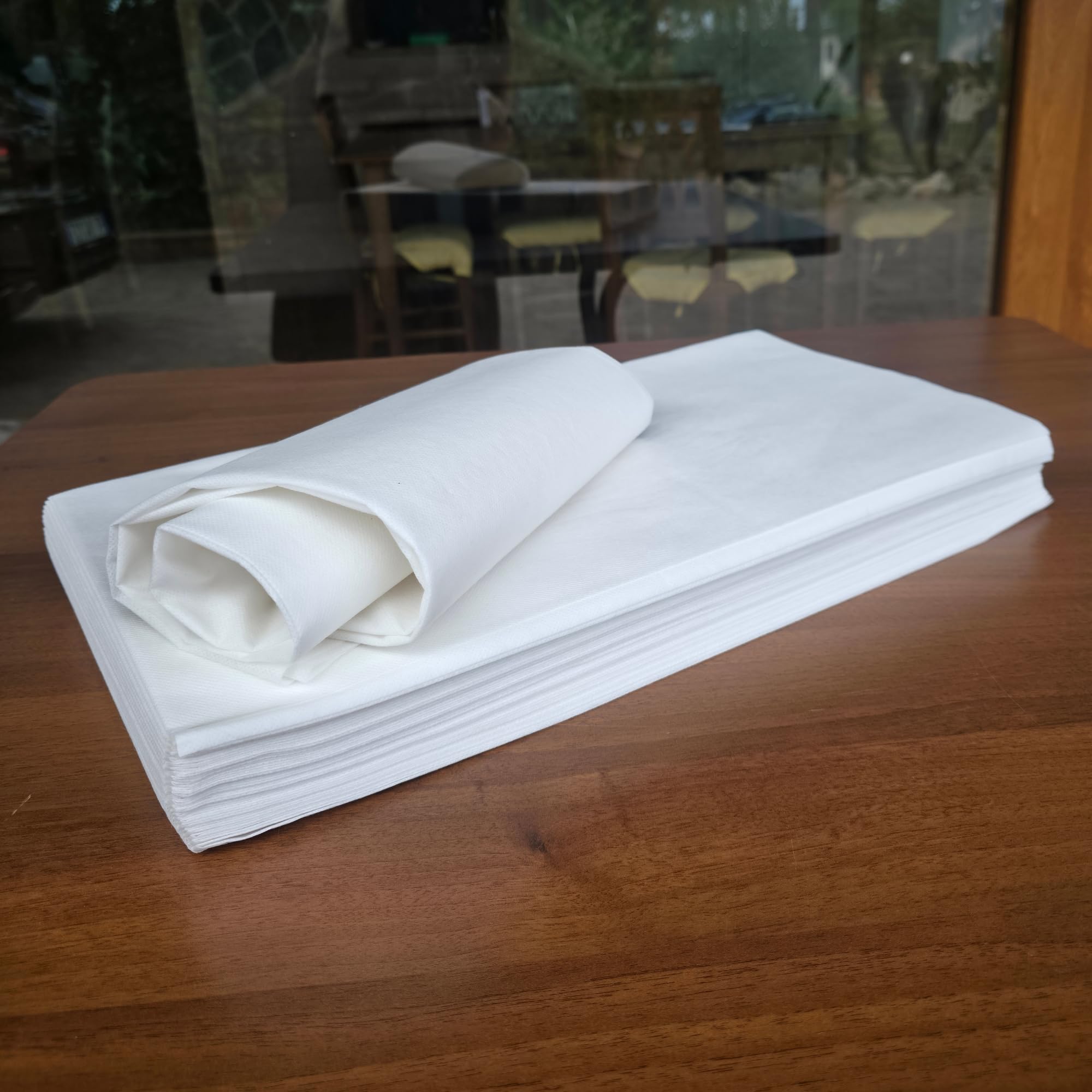 Generico 400 szt. Biały jednorazowy obrus TNT 100 x 100 cm wytrzymały materiał wysokiej gramatury 48 g obrusy na imprezę restauracja pizzeria agroturystyka obrus jednorazowy wodoodporny pokrowiec na