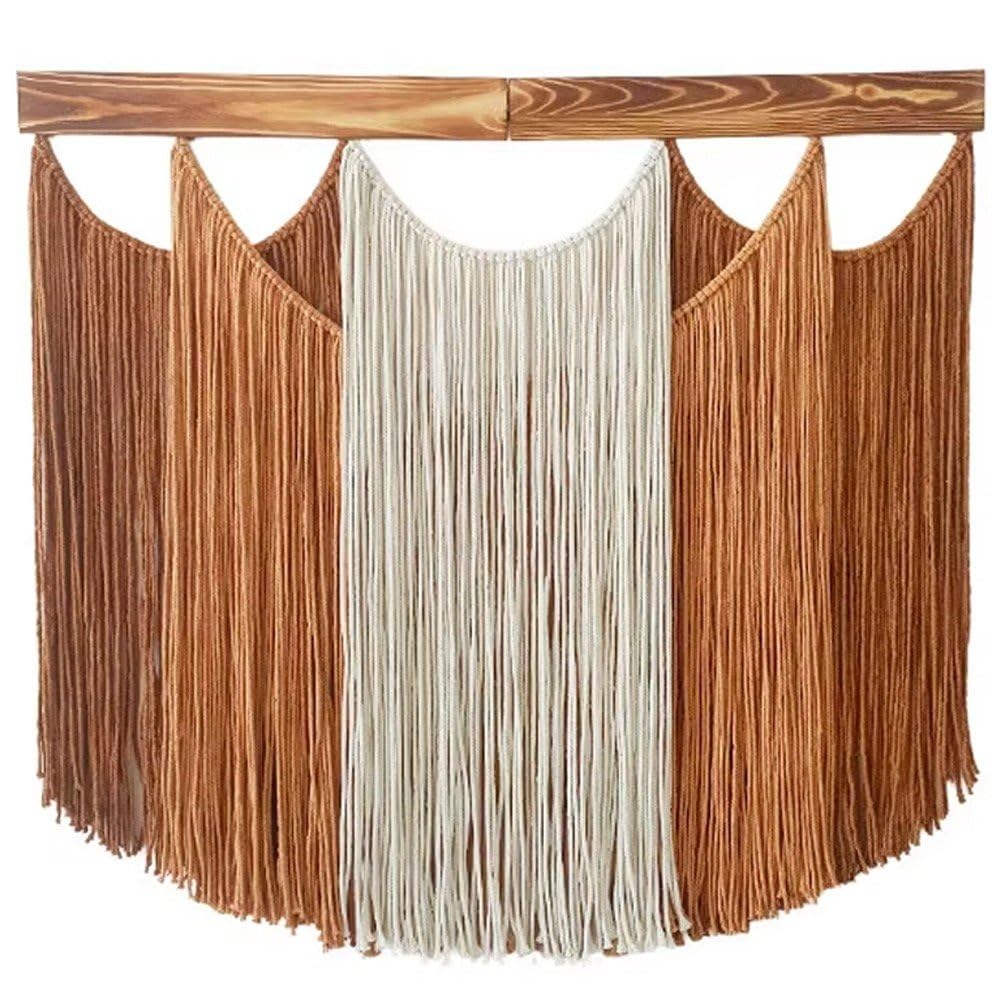 Tanture murale en macramé pour créer une ambiance bohème chic dans votre salon