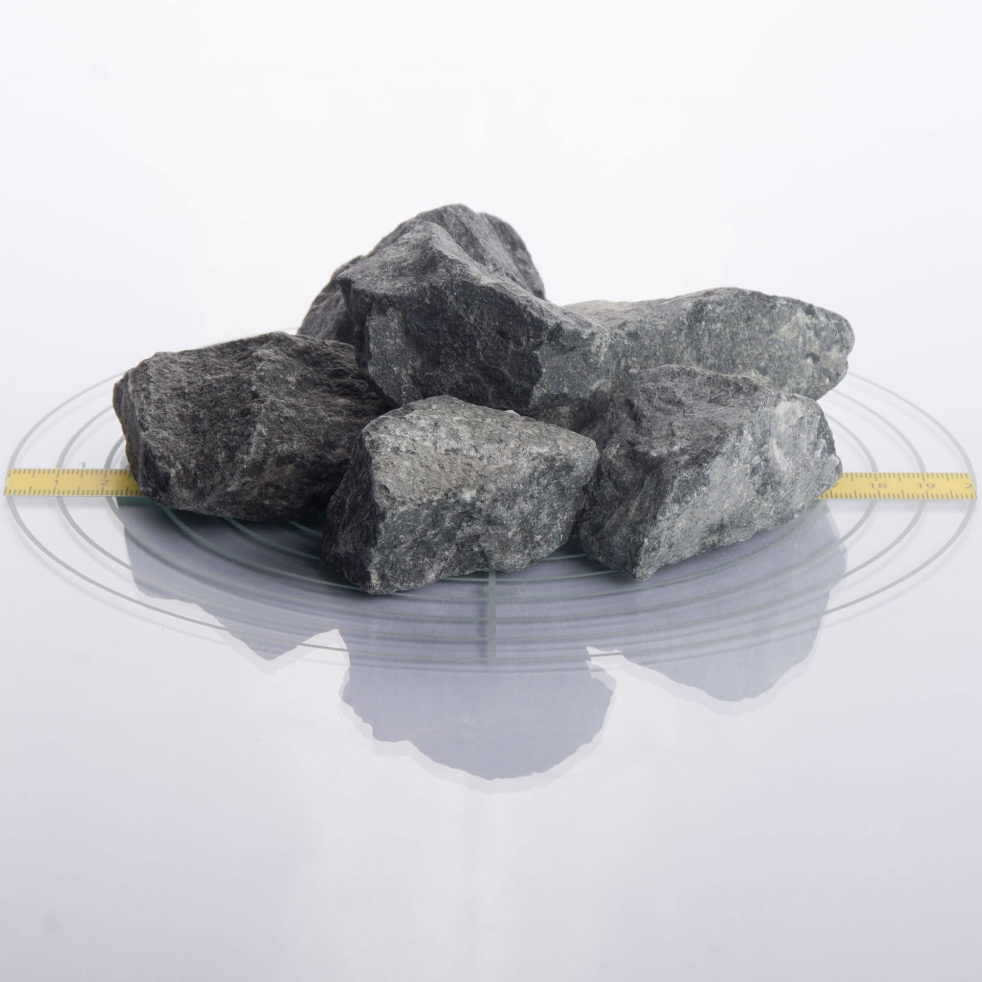 Schicker Mineral Diabas Ziersplitt grau 25 kg, Naturstein, Splitt für Steingärten, Beet, Gartenteich, Fassadenschutz, Weg- und Terrassengestaltung, robust, witterungsbeständig (Körnung 32-56 mm)