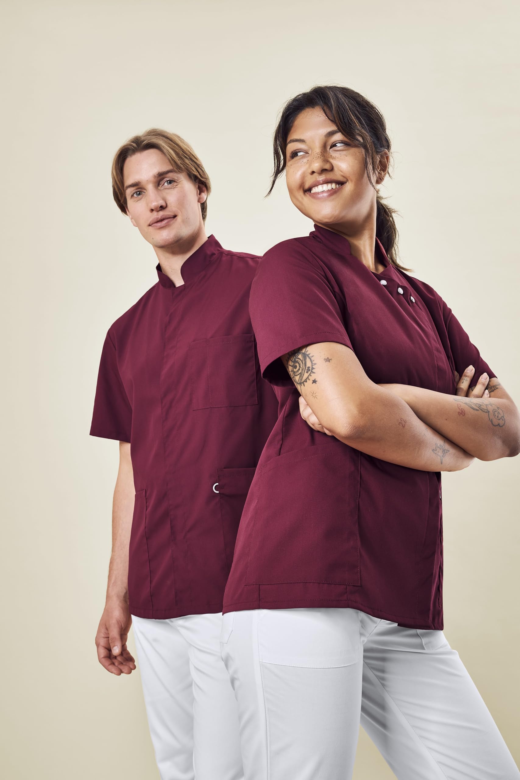 GREIFF Care 5110 Kasack Damen – Kurzarm mit Stehkragen – Asymmetrische Perlmutt Druckknopfleiste – 2 aufgesetzte Taschen inkl. Keyloop – Regular Fit - Ideal für Medizin und Pflege