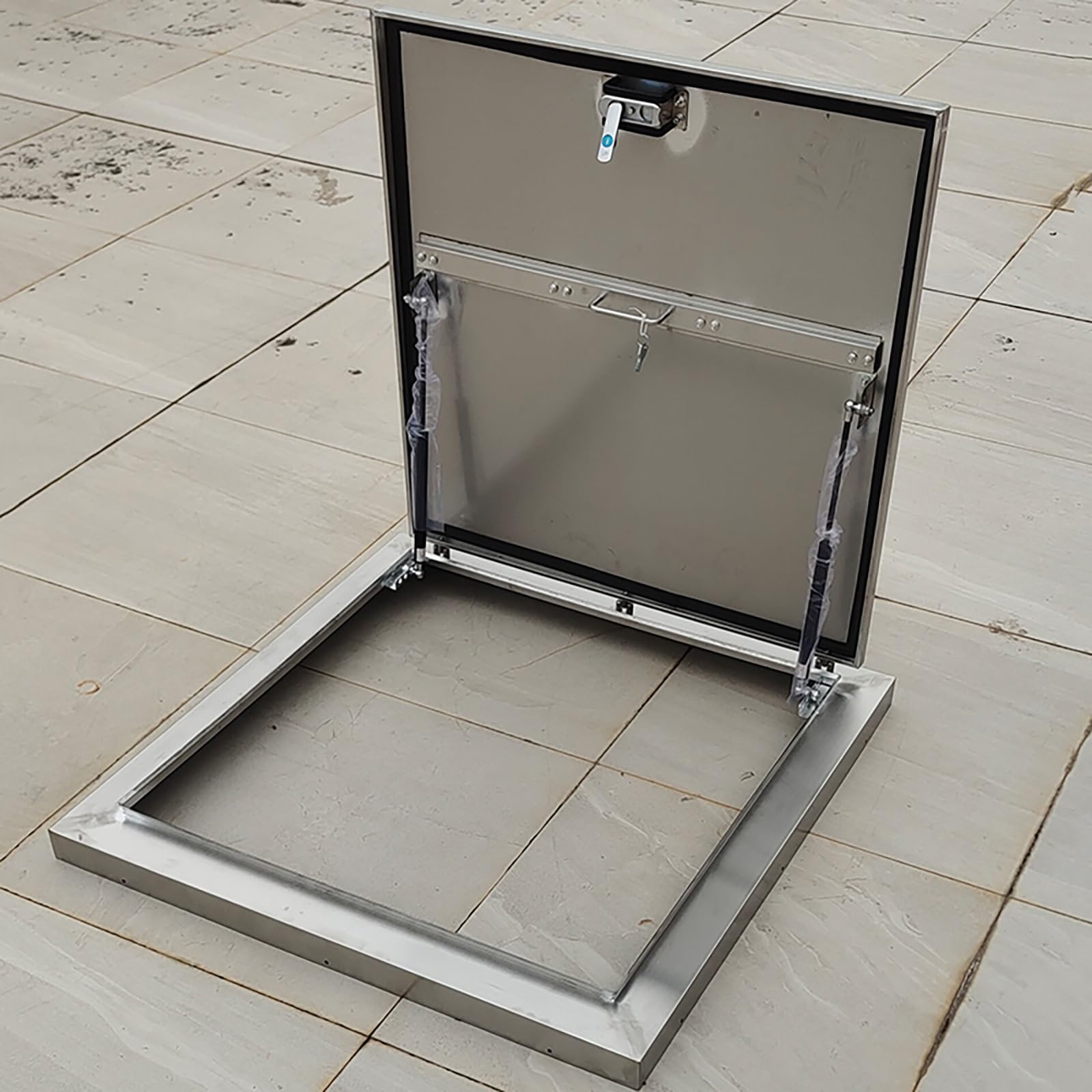 Puerta de escotilla anticaídas para escaleras de ático con sistema antintrusión residencial