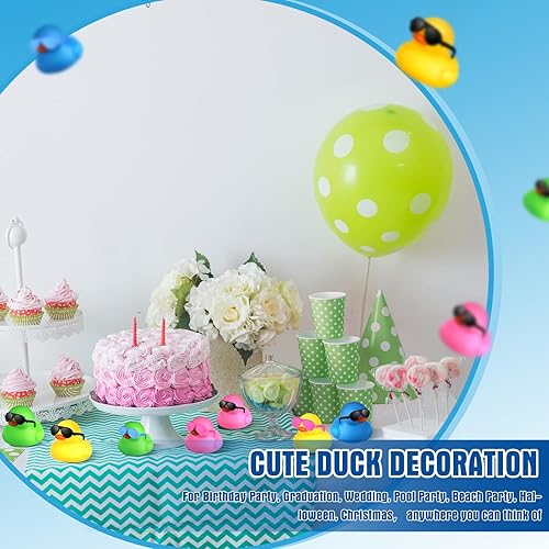 Miniatura 17 de Chivao 36 piezas de mini patos de goma con 36 lentes de sol de goma a granel para bañera de patitos juguetes para niños, regalos de Navidad, San