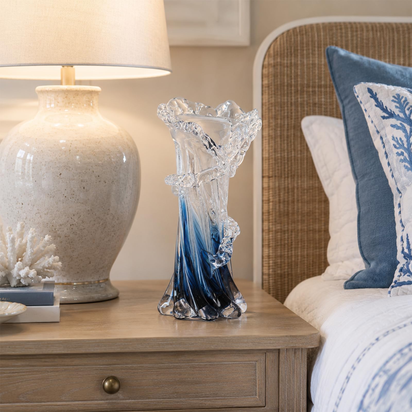 Blau-weiße klare Wellenvase mit Farbverlauf, mundgeblasene Murano-Glasvase, einzigartige Kunst, dekorativ, für Ozean-Thema, Küste, Zuhause, Mittelstück, modernes Büro, Eingangsbereich