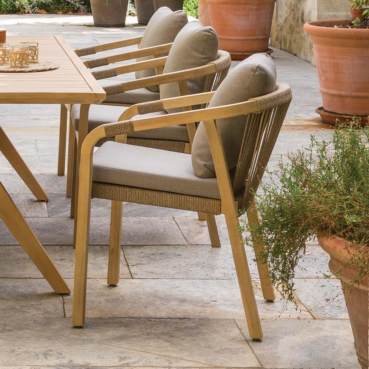 Hespéride - Fauteuil de Jardin Papouasie Taupe et Acacia Coussins Déperlants Déhoussables - Mobilier d'Aménagement pour Jardin, Terrasse, Balcon