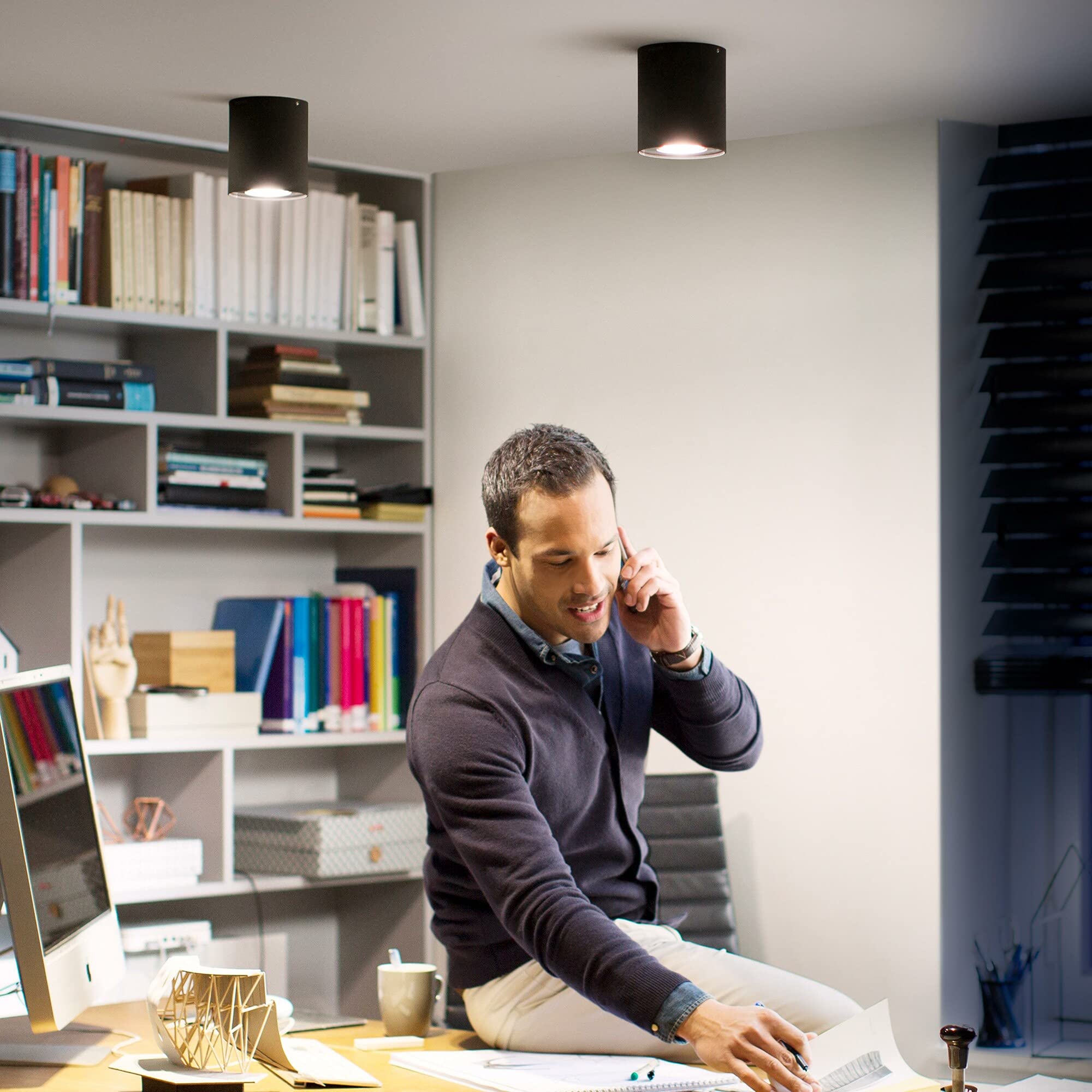 Philips Hue – Lámpara inteligente, Hue Pillar, Foco LED Inteligente, Luz Blanca de Cálida a Fría, Compatible con Alexa y Google Home, Color Negro