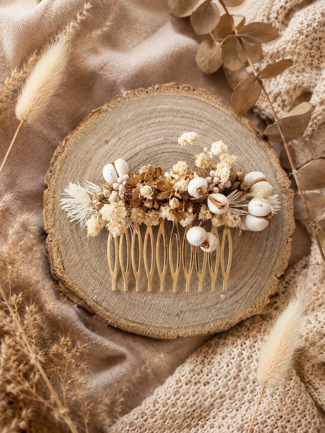 Céleste - Peigne de Mariée Fleurs Séchées Artisanal, Or - Blanc - Crème, Métal Doré, Style Bohème Romantique, Fait Main en France - Pièce Unique